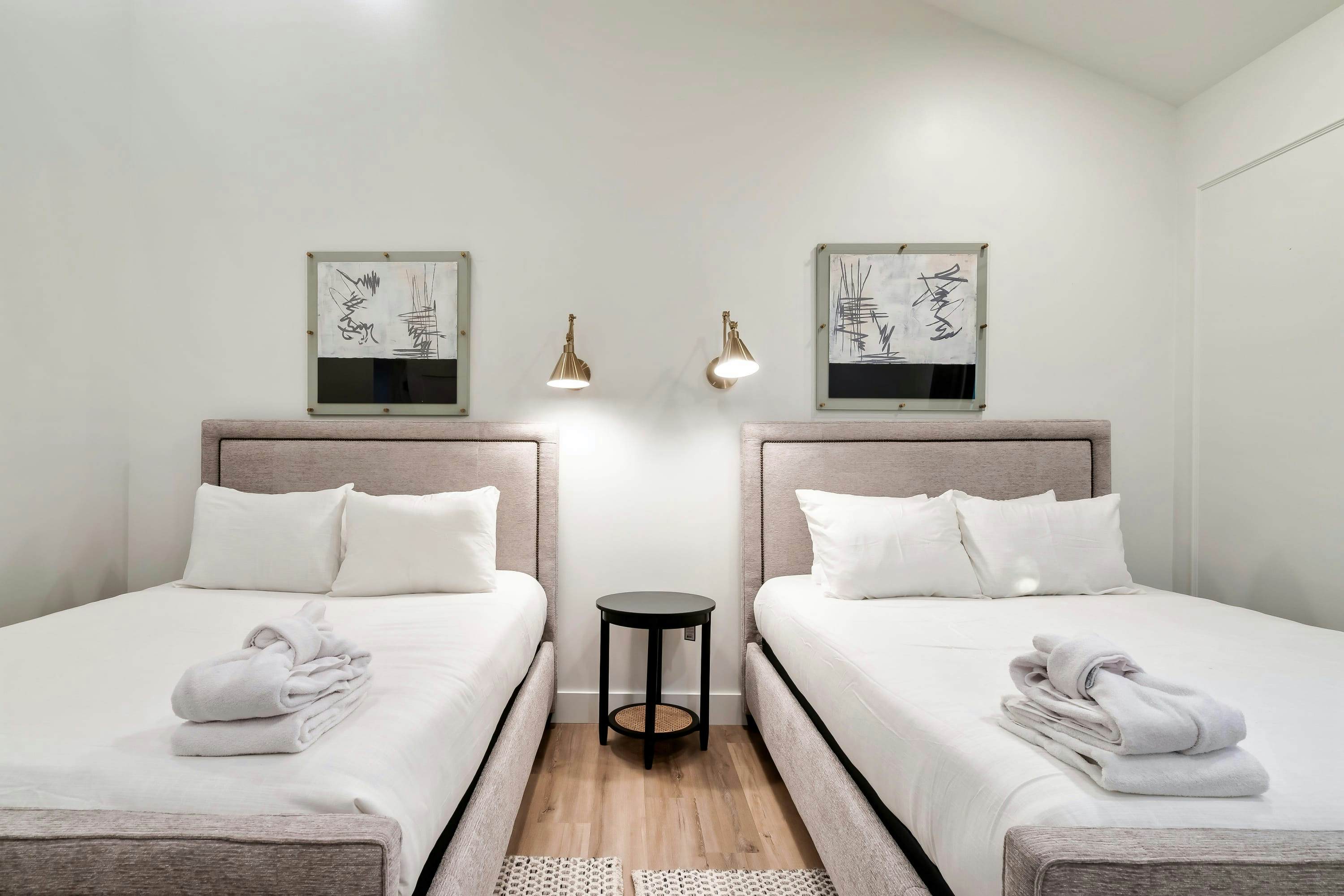 The Davis, Luxury Retreat Villa 1-Block from Dolly