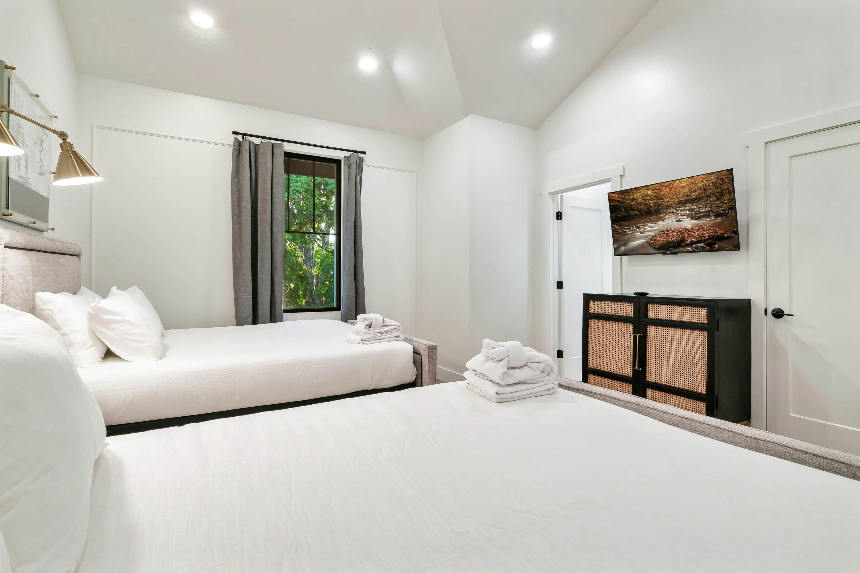 The Davis, Luxury Retreat Villa 1-Block from Dolly