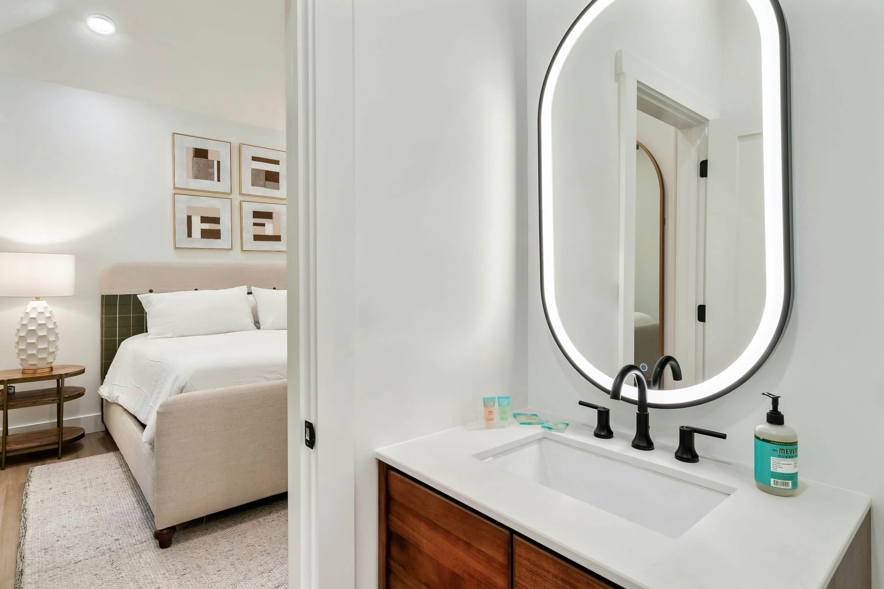 The Davis, Luxury Retreat Villa 1-Block from Dolly