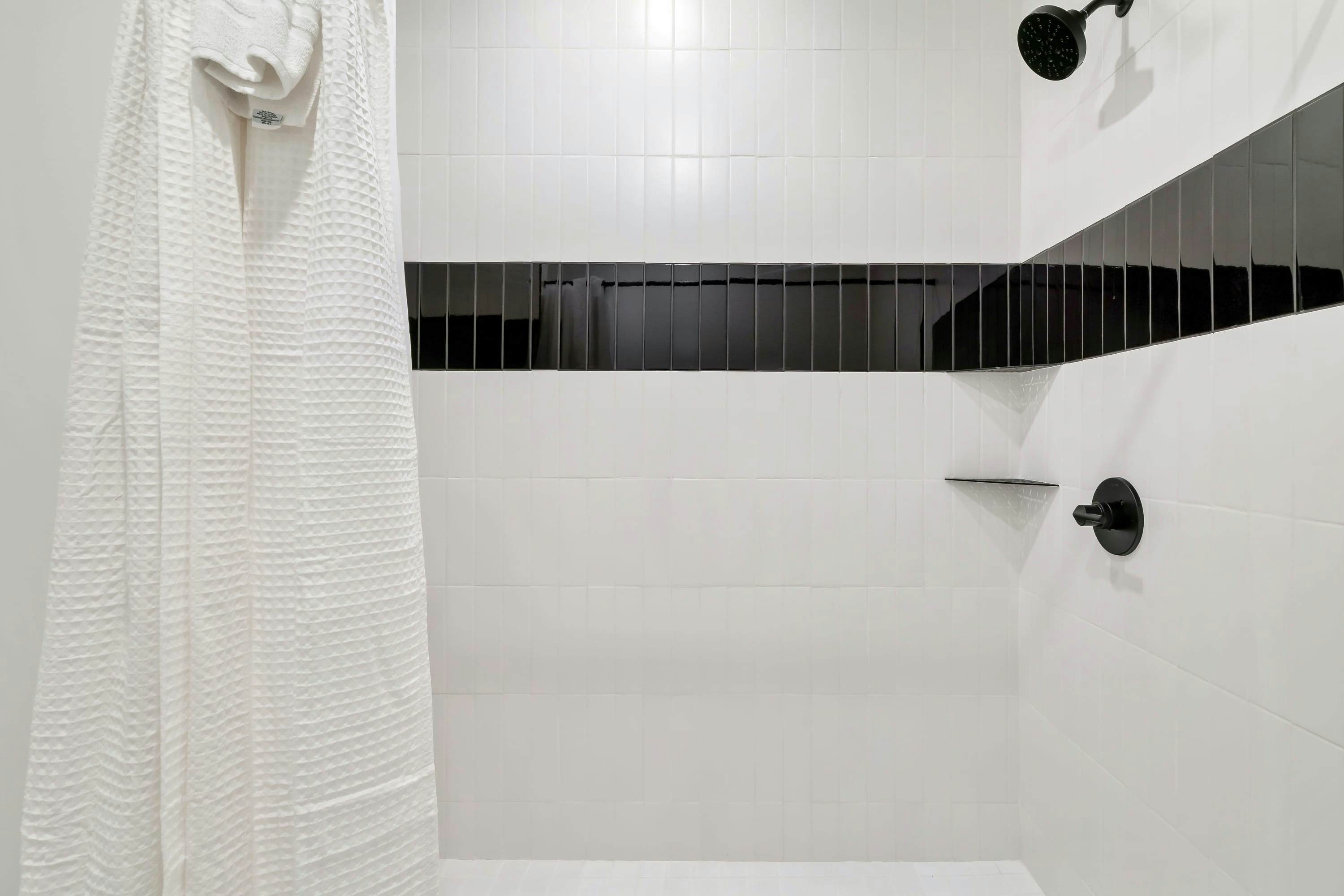 The Davis, Luxury Retreat Villa 1-Block from Dolly