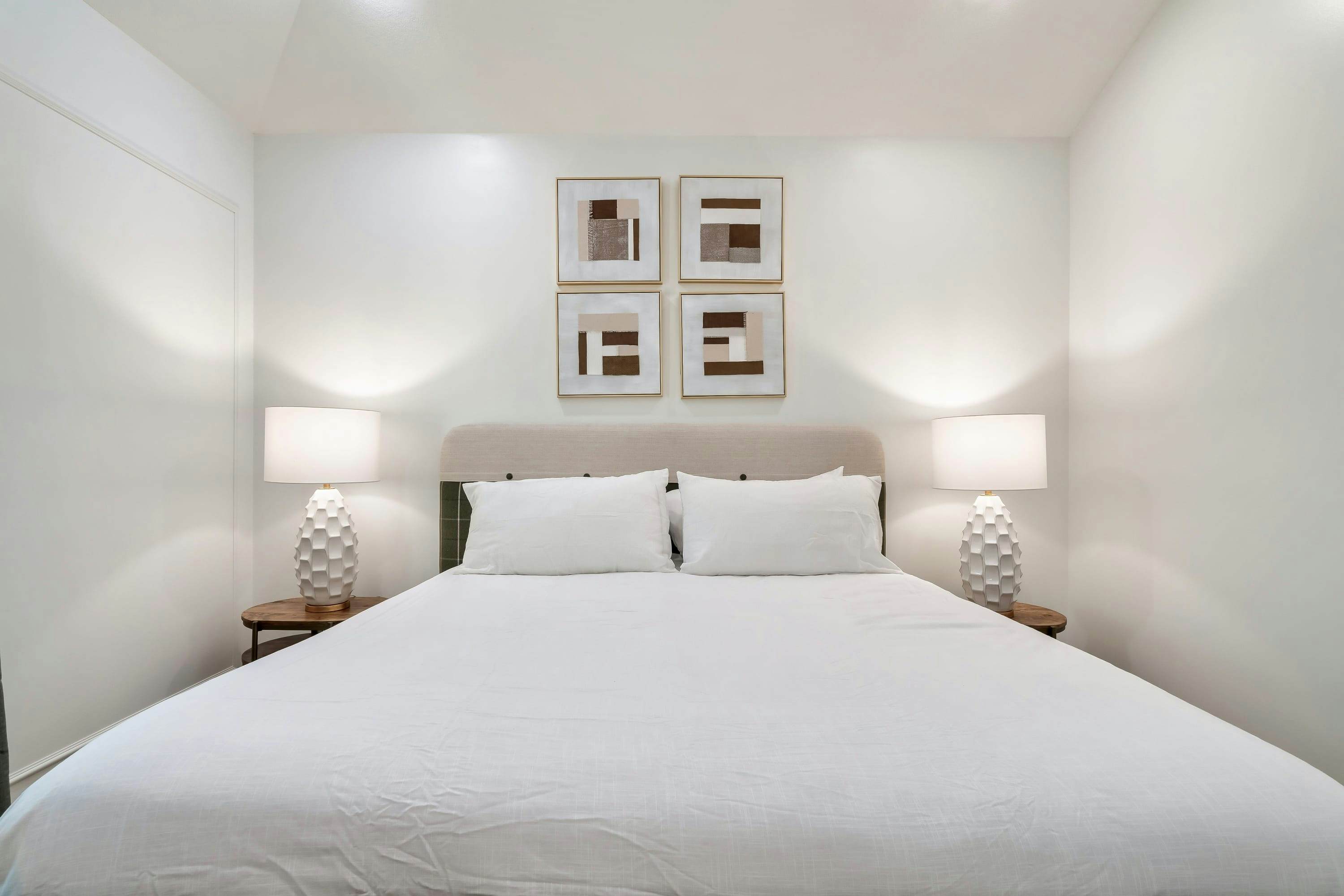 The Davis, Luxury Retreat Villa 1-Block from Dolly