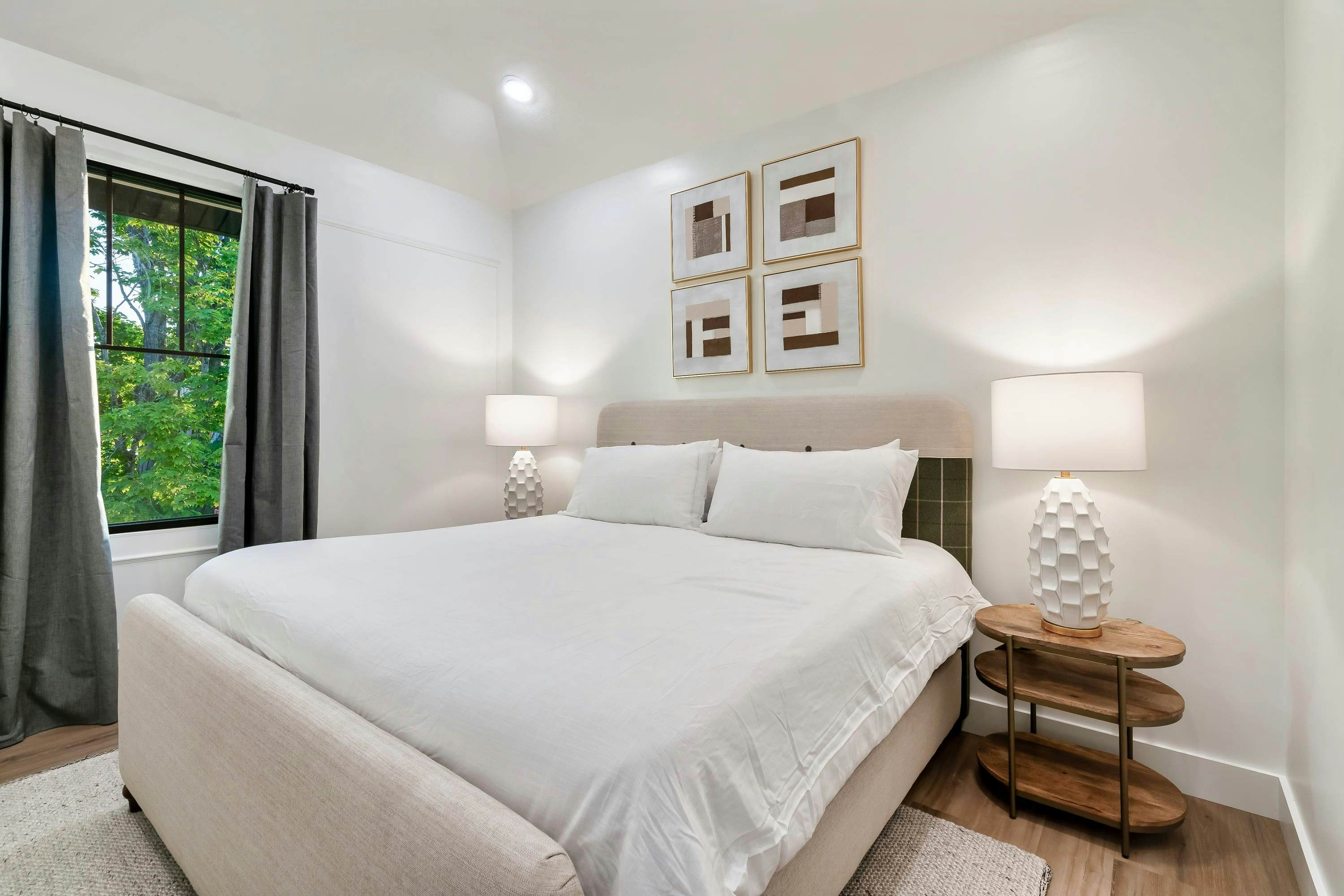 The Davis, Luxury Retreat Villa 1-Block from Dolly