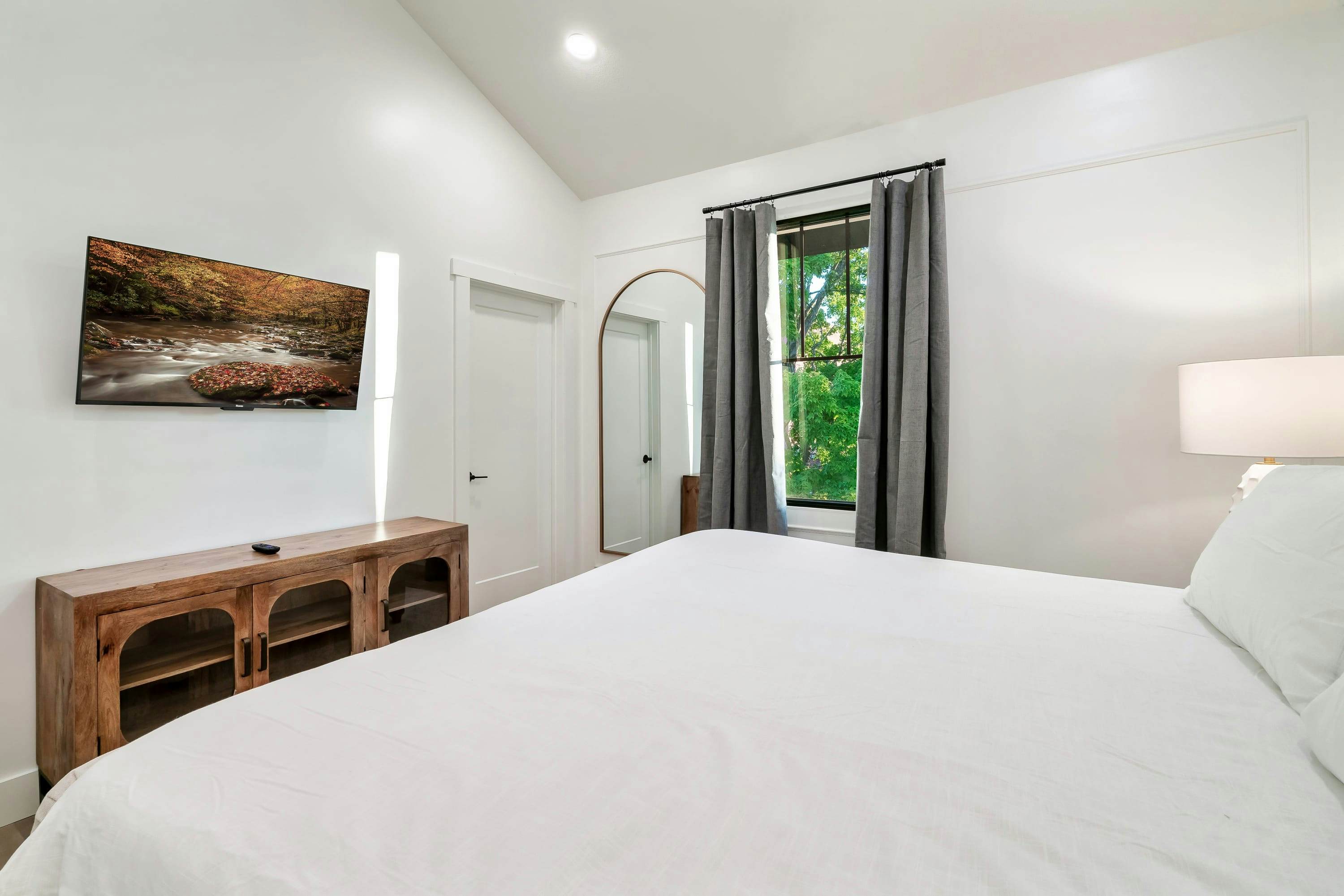 The Davis, Luxury Retreat Villa 1-Block from Dolly