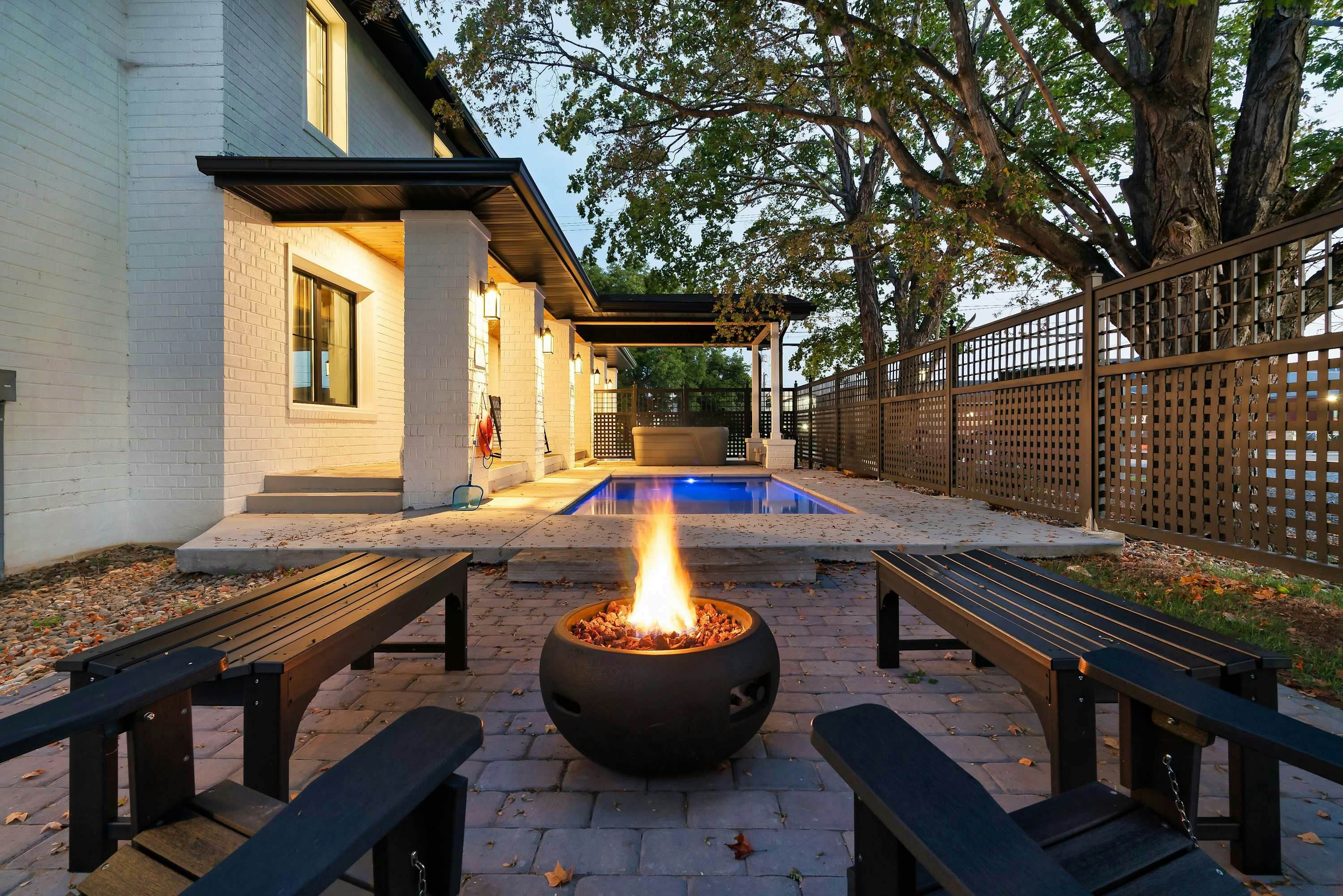 The Davis, Luxury Retreat Villa 1-Block from Dolly