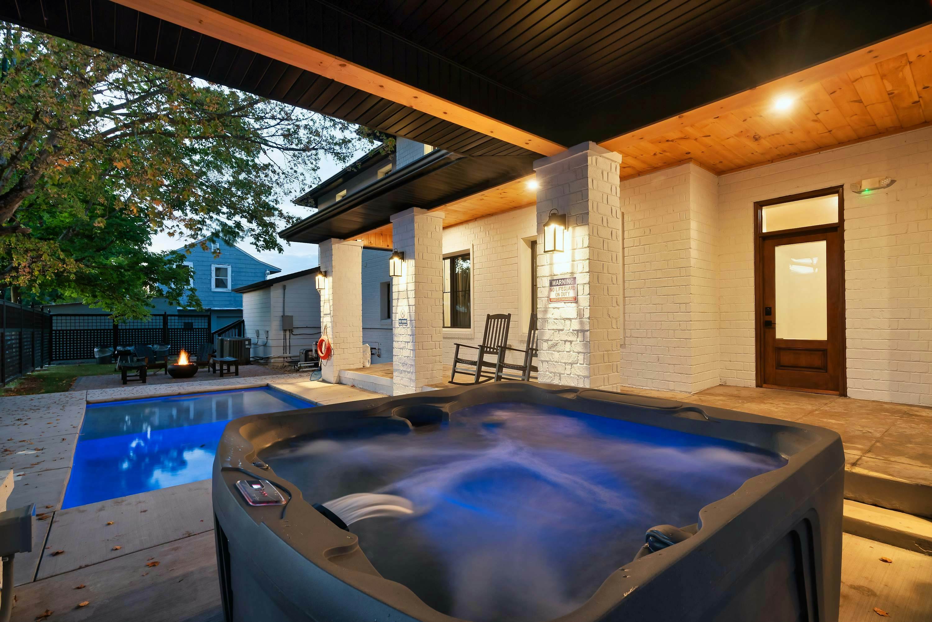 The Davis, Luxury Retreat Villa 1-Block from Dolly