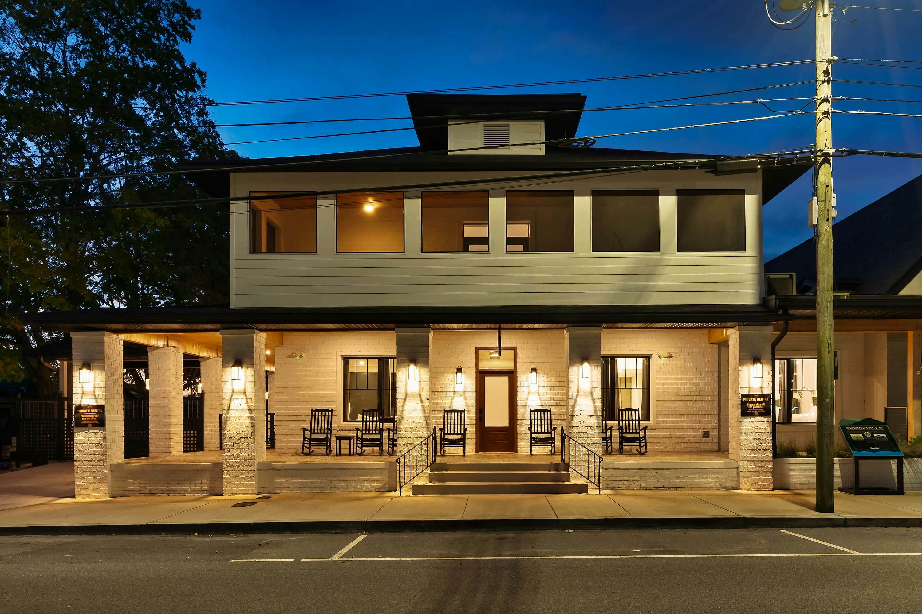 The Davis, Luxury Retreat Villa 1-Block from Dolly