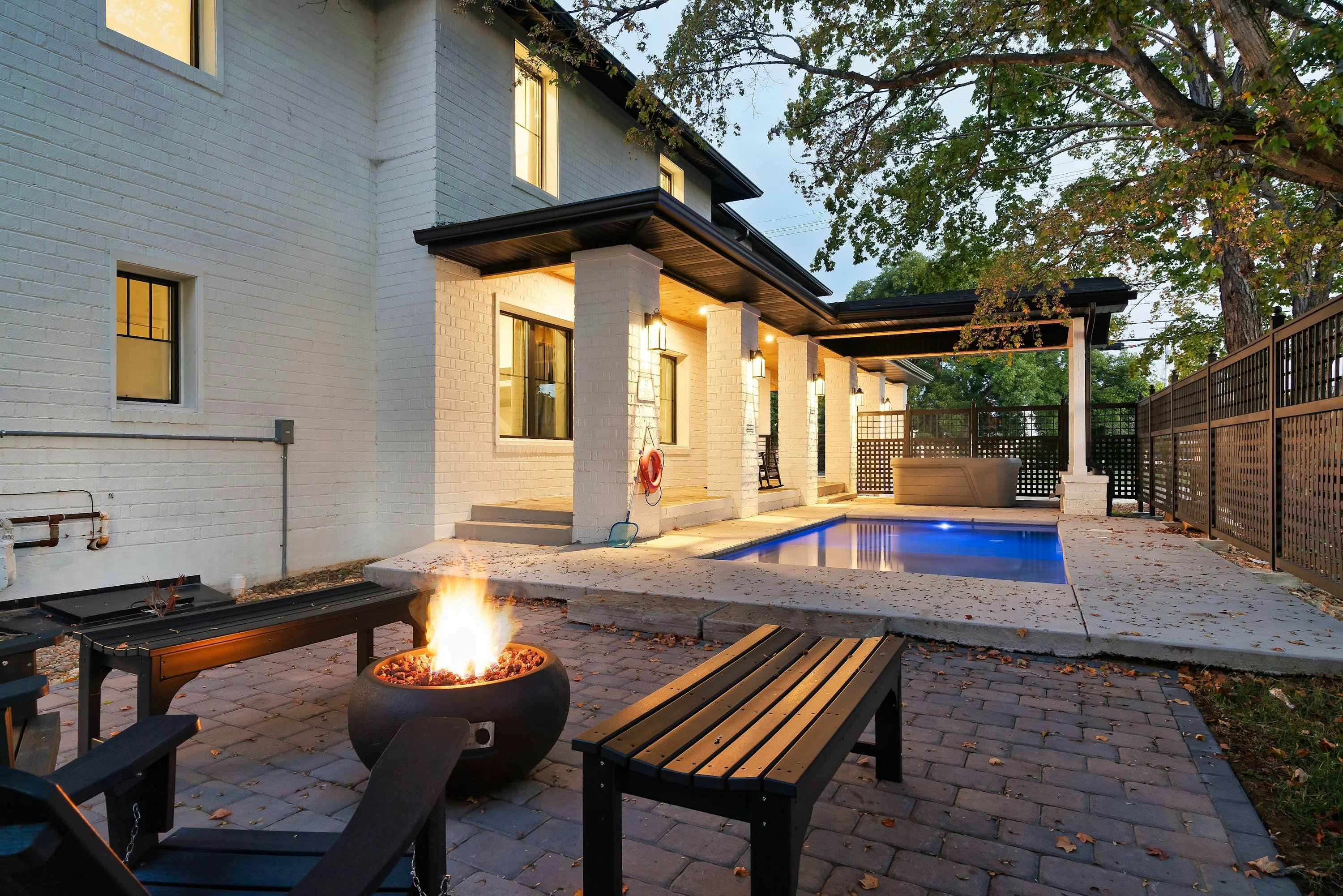 The Davis, Luxury Retreat Villa 1-Block from Dolly