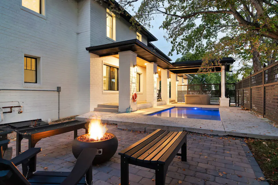 The Davis, Luxury Retreat Villa 1Block from Dolly 9 Bed