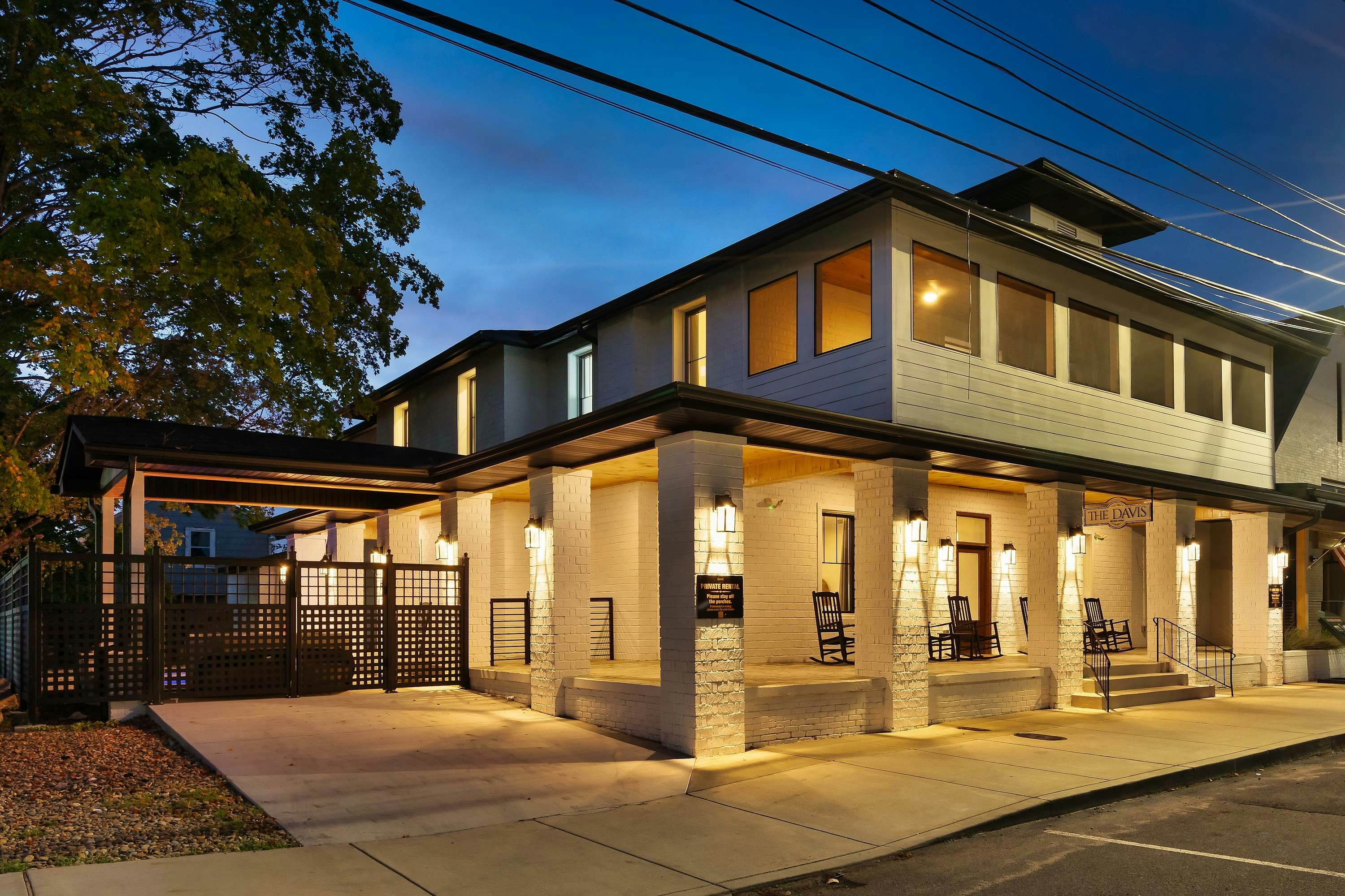 The Davis, Luxury Retreat Villa 1-Block from Dolly