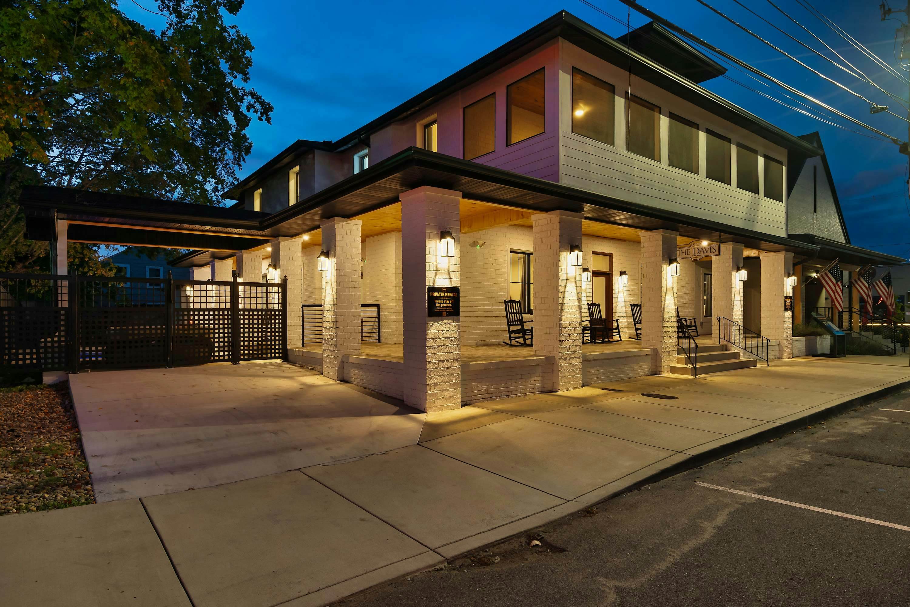 The Davis, Luxury Retreat Villa 1-Block from Dolly