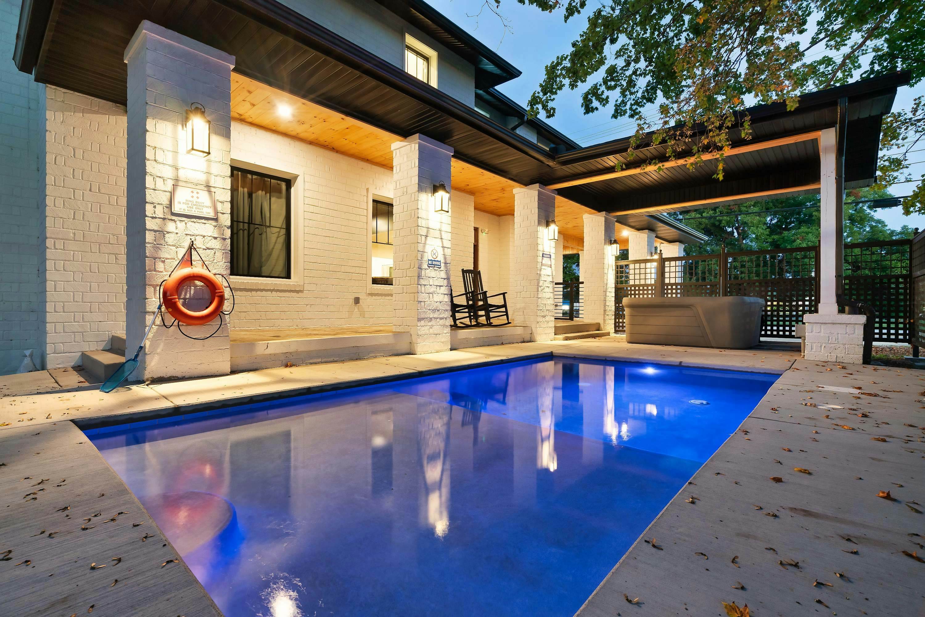 The Davis, Luxury Retreat Villa 1-Block from Dolly