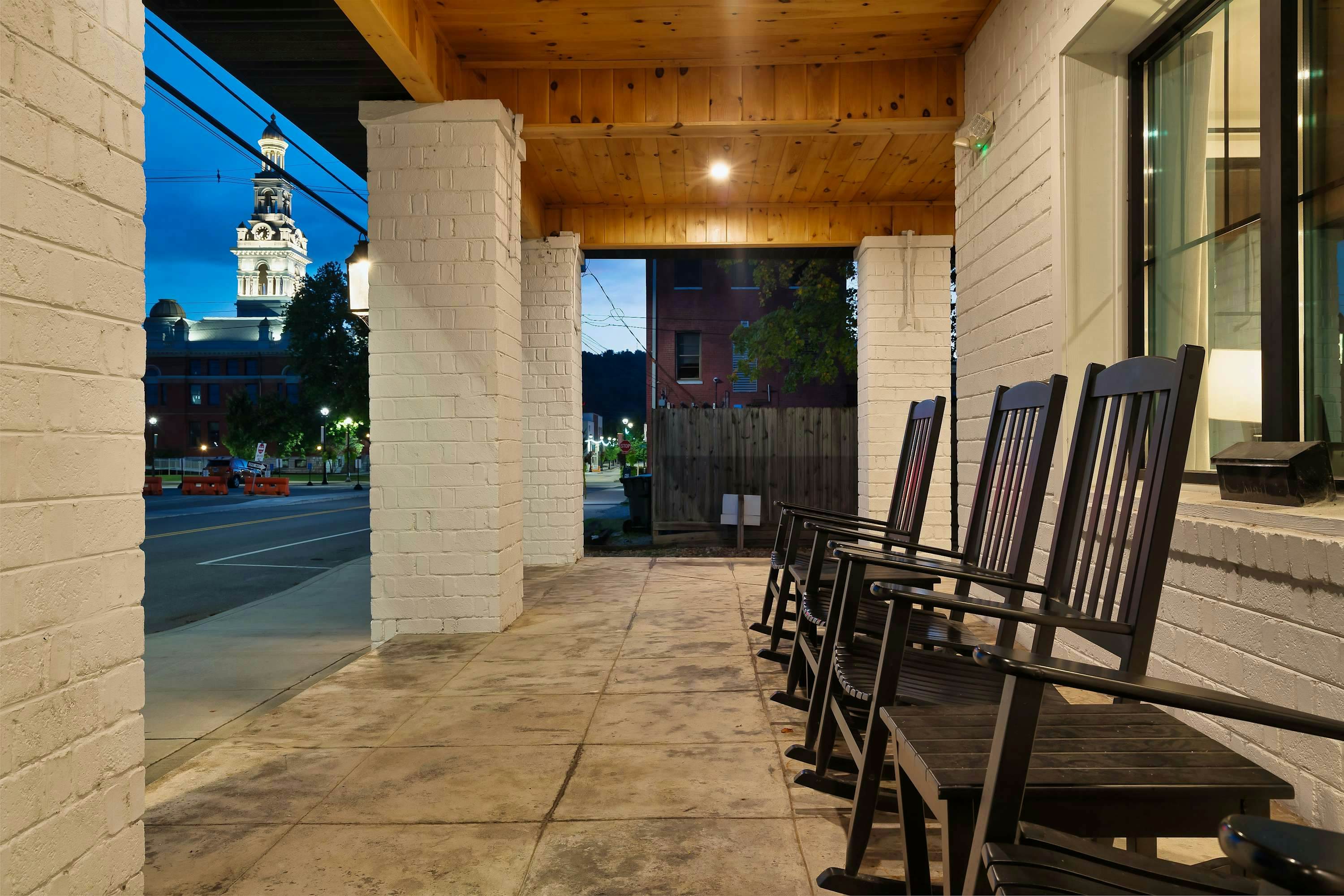 The Davis, Luxury Retreat Villa 1-Block from Dolly