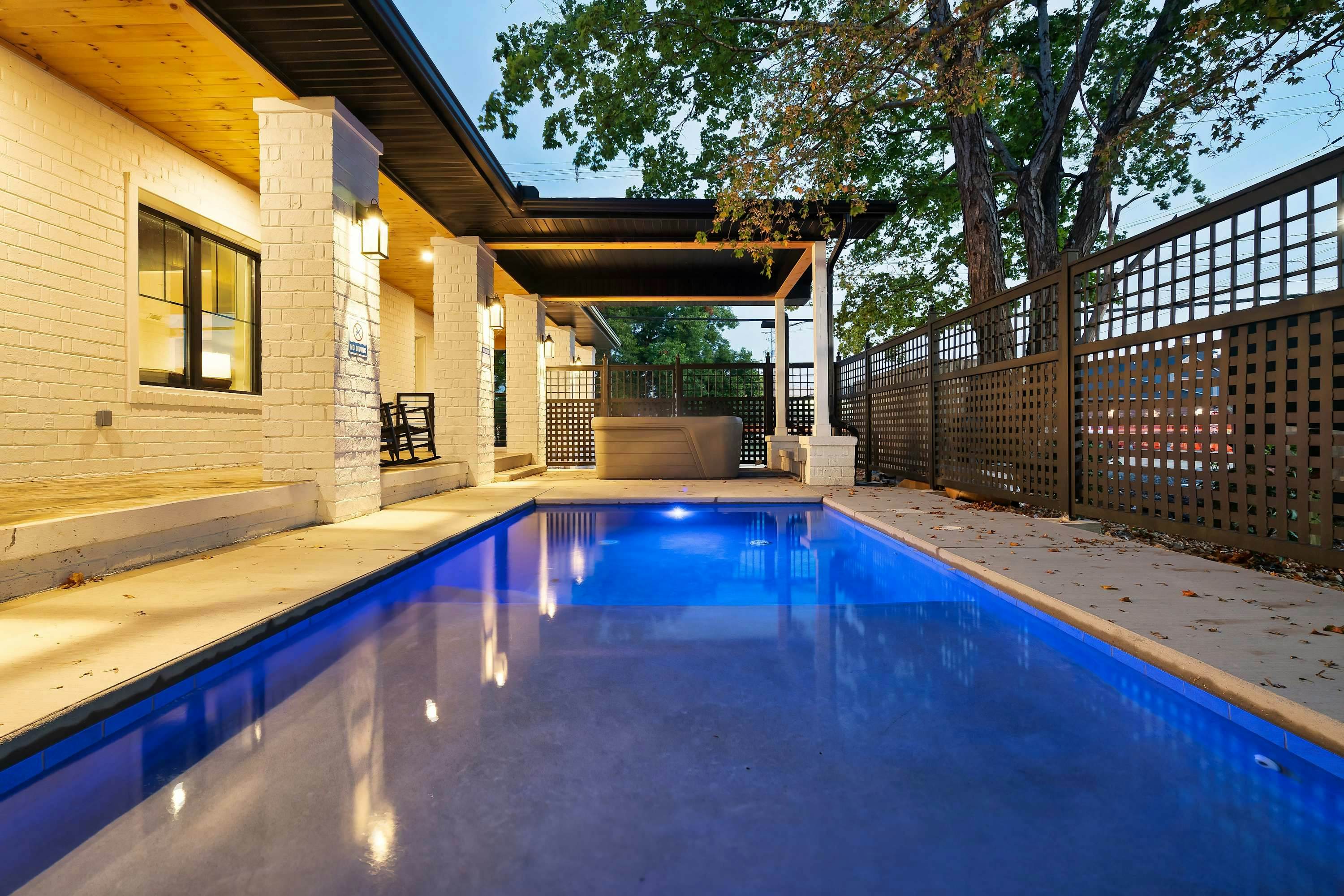 The Davis, Luxury Retreat Villa 1-Block from Dolly