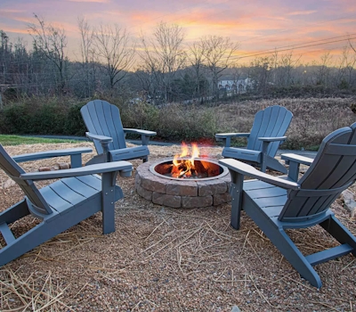 Spacious Cabin, Sleeps 10・Hot Tub・Fire Pit・Games