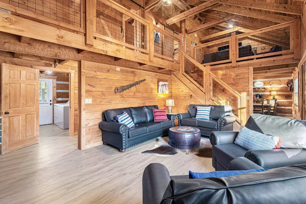 Spacious Cabin, Sleeps 10・Hot Tub・Fire Pit・Games