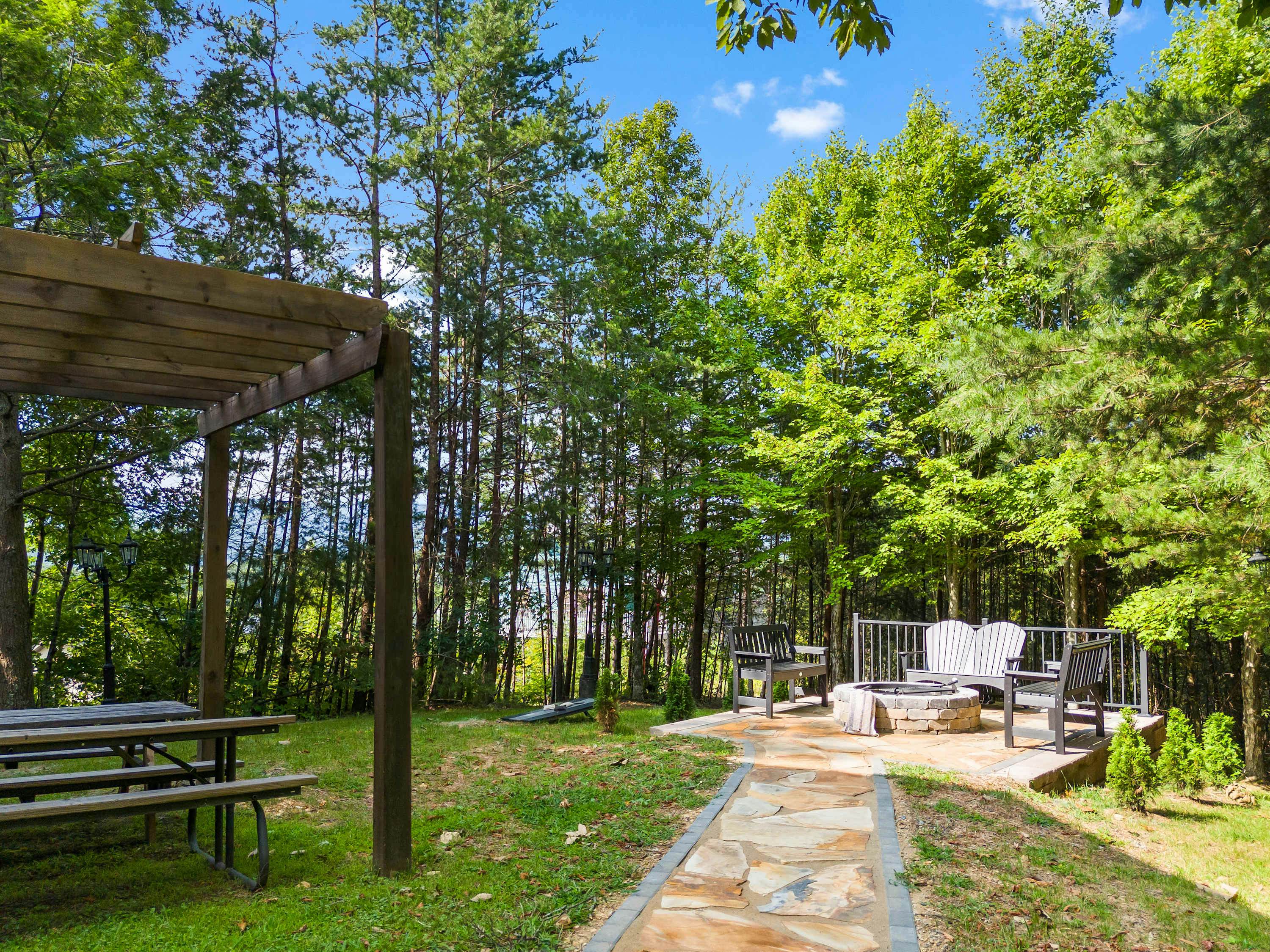 Stylish Dollywood Retreat, Sleeps 8・Pool + Firepit