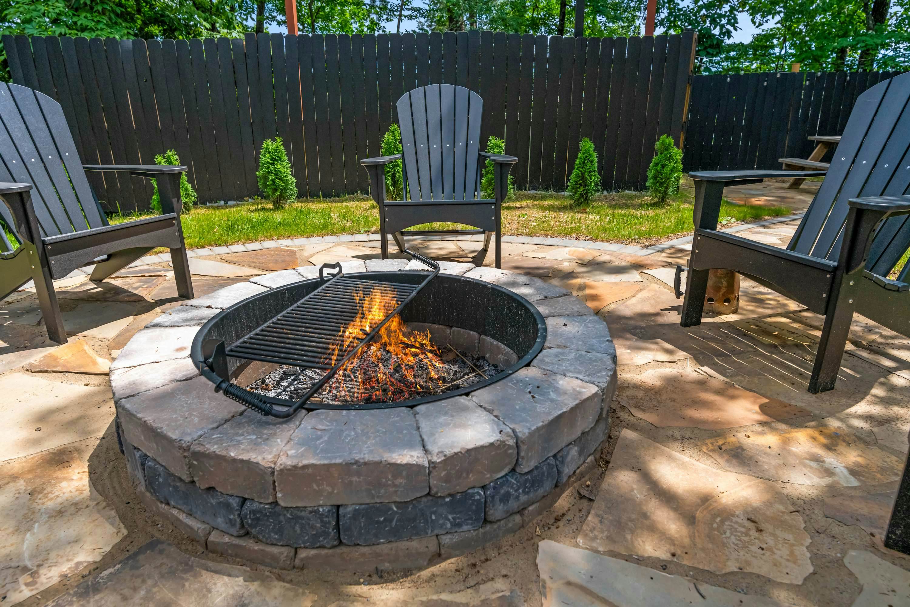 Stylish Dollywood Retreat, Sleeps 8・Pool + Firepit