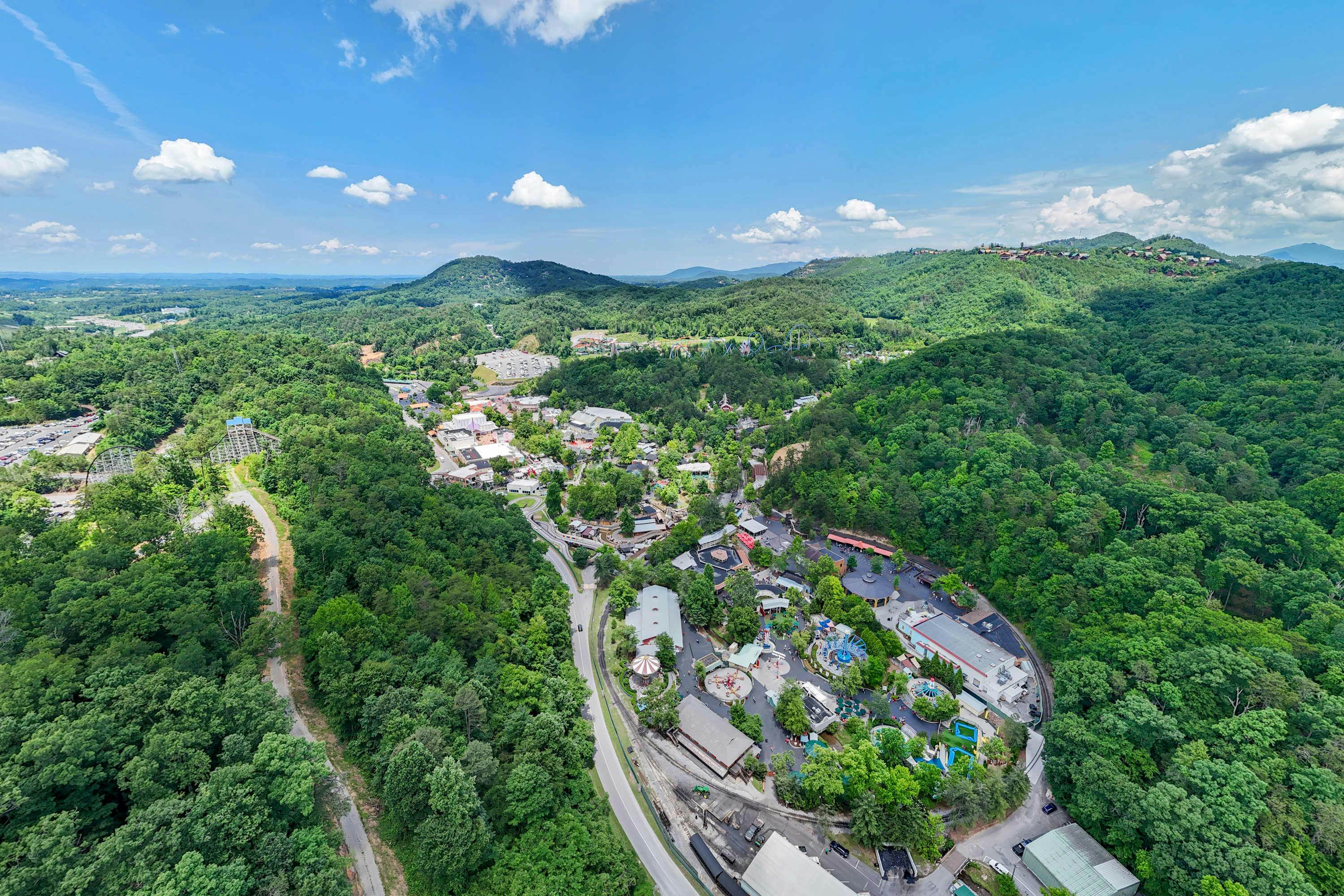 Stylish Dollywood Retreat, Sleeps 8・Pool + Firepit