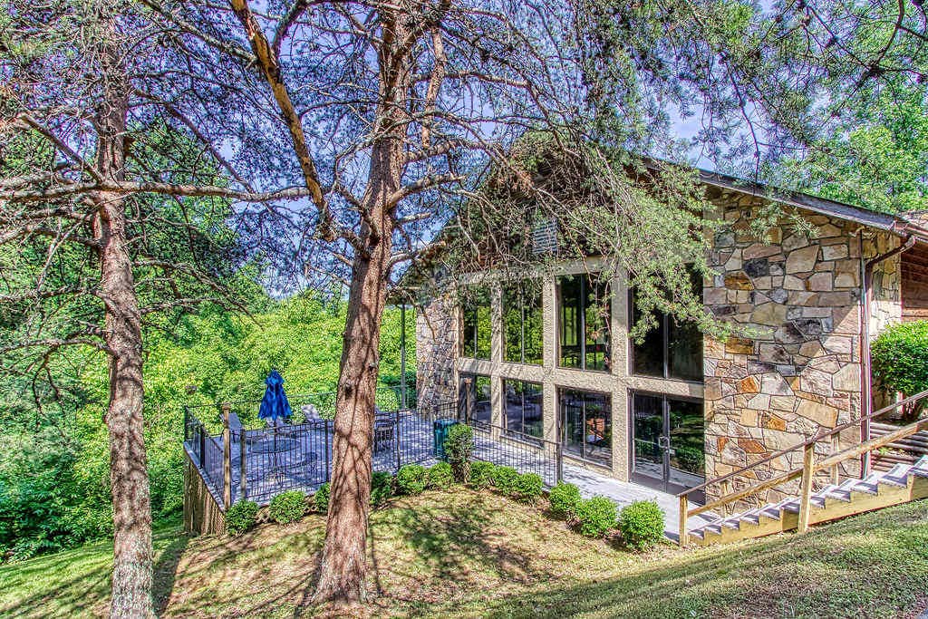 Stylish Dollywood Retreat, Sleeps 8・Pool + Firepit