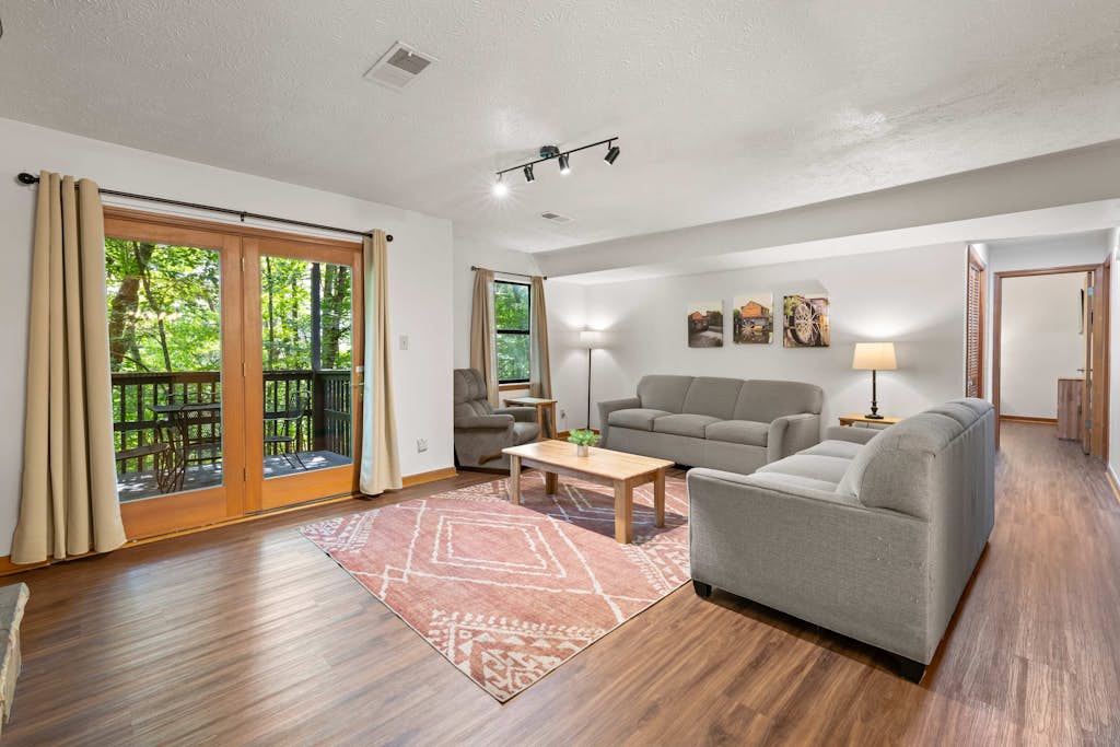 Stylish Dollywood Retreat, Sleeps 8・Pool + Firepit