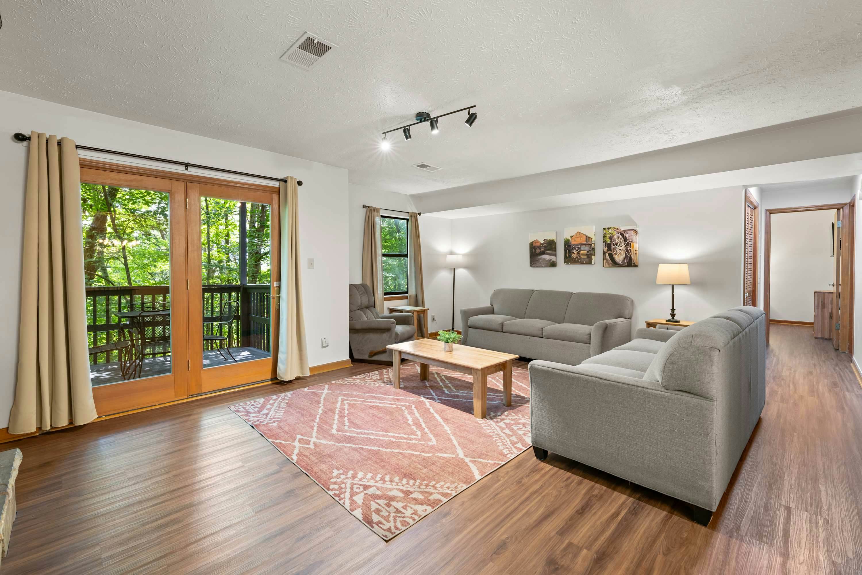 Stylish Dollywood Retreat, Sleeps 8・Pool + Firepit