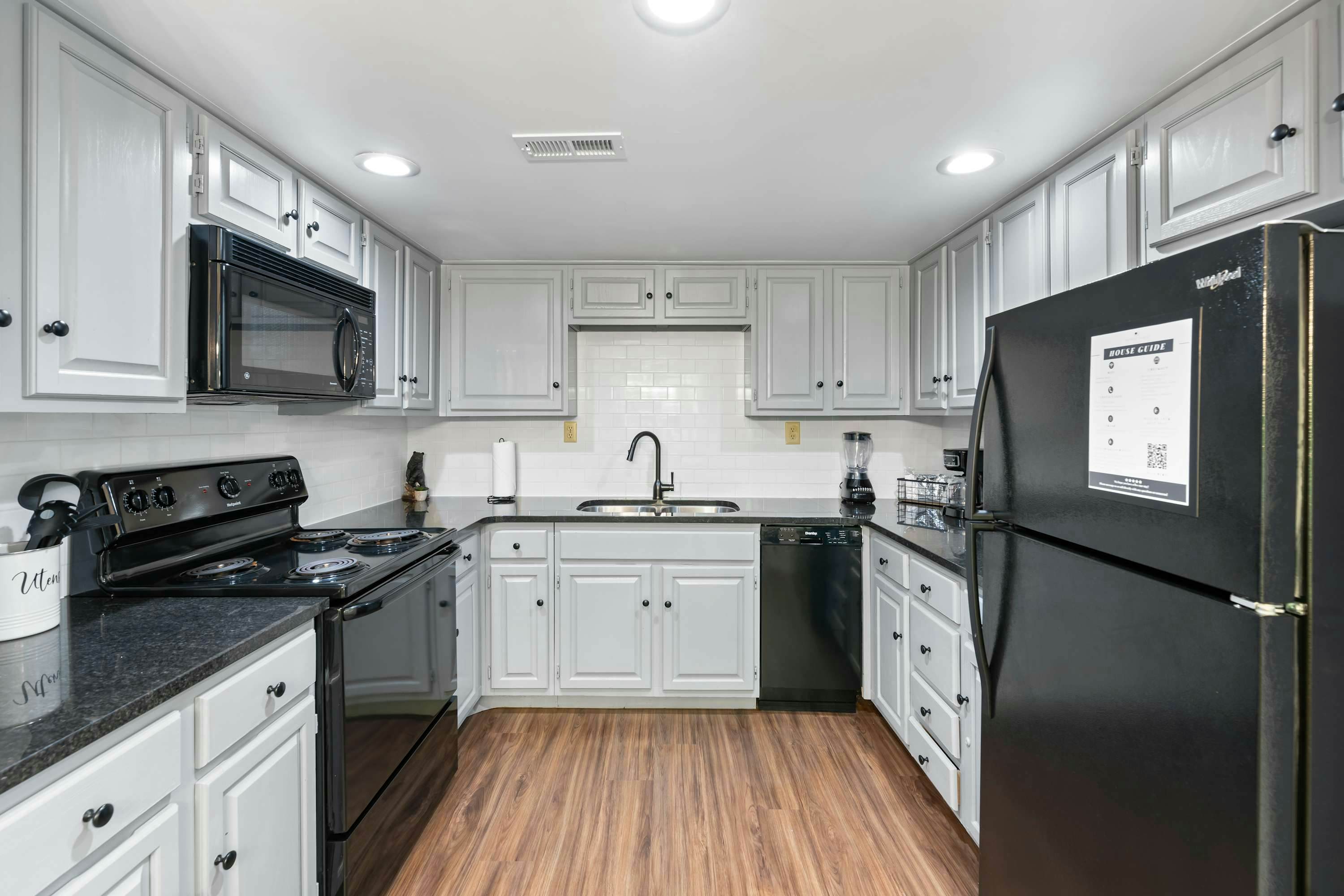 Stylish Dollywood Retreat, Sleeps 8・Pool + Firepit