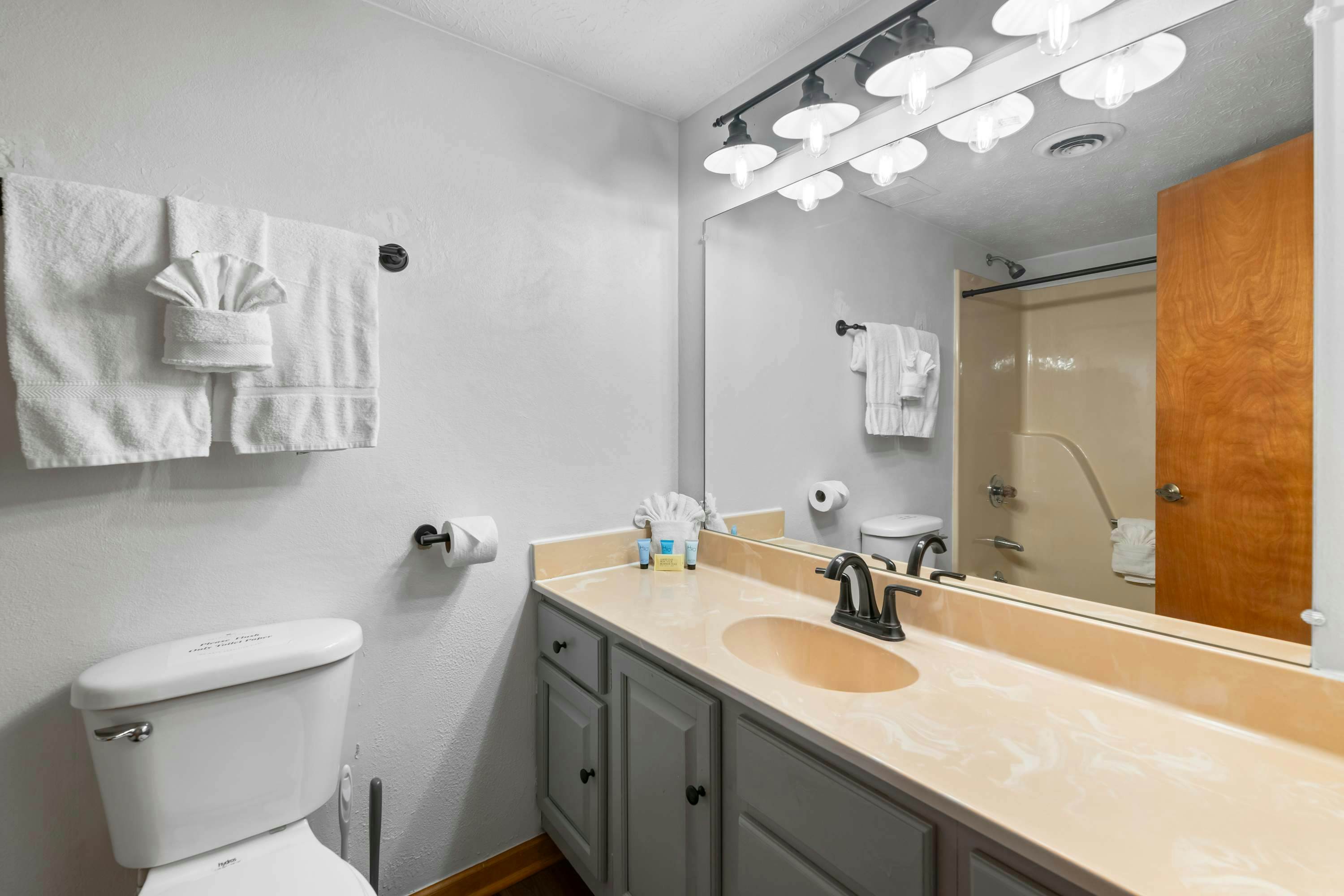 Stylish Dollywood Retreat, Sleeps 8・Pool + Firepit