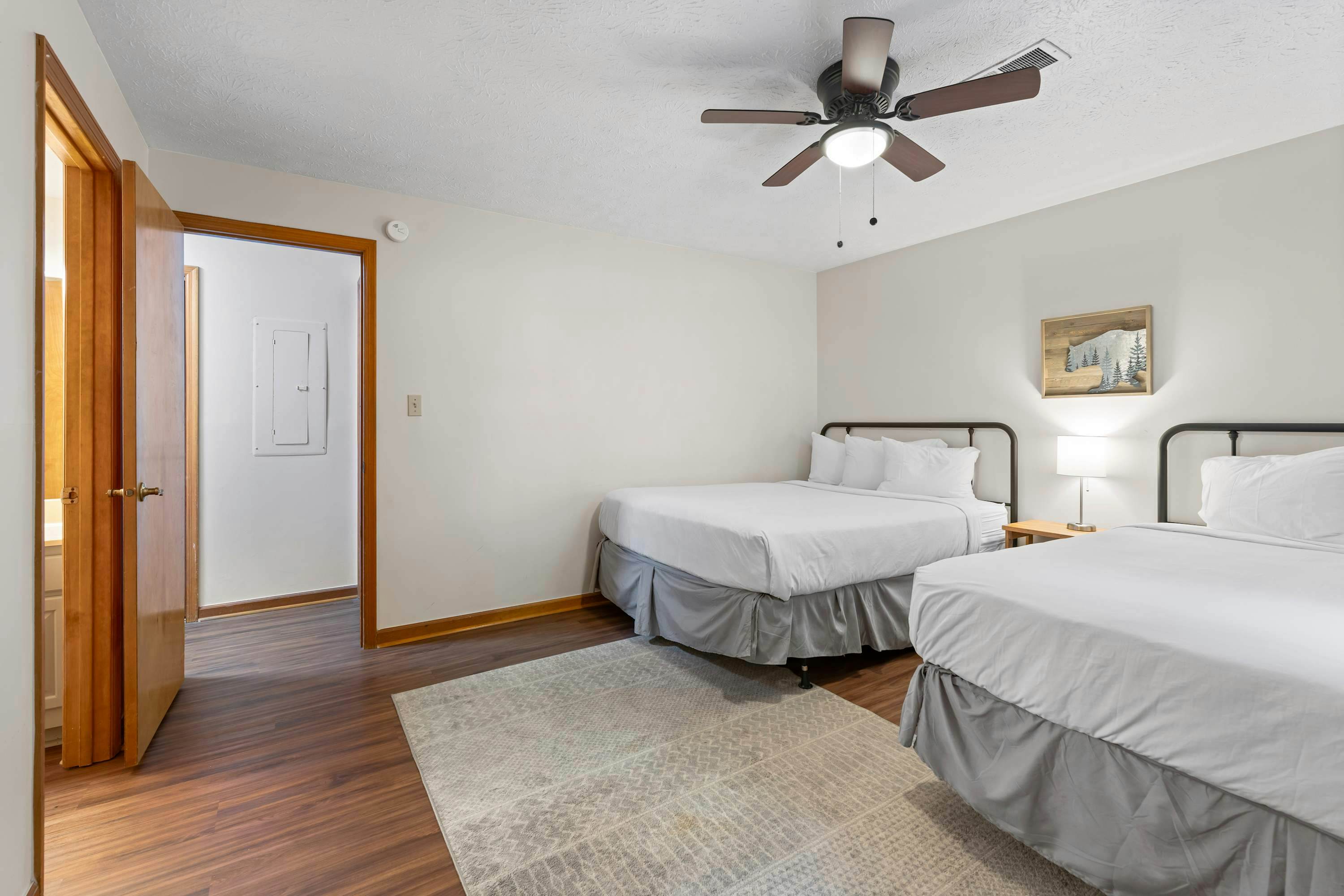 Stylish Dollywood Retreat, Sleeps 8・Pool + Firepit