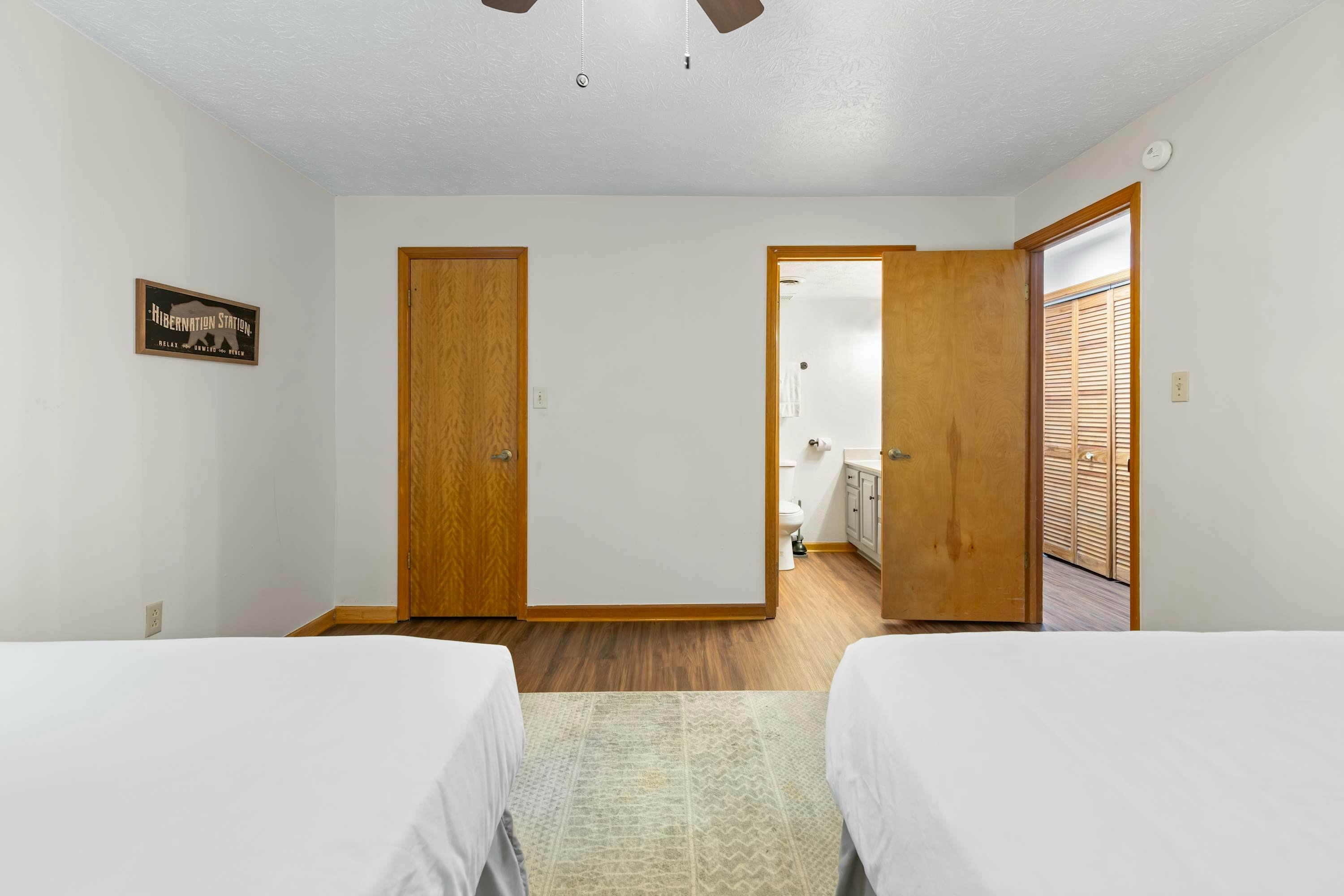 Stylish Dollywood Retreat, Sleeps 8・Pool + Firepit