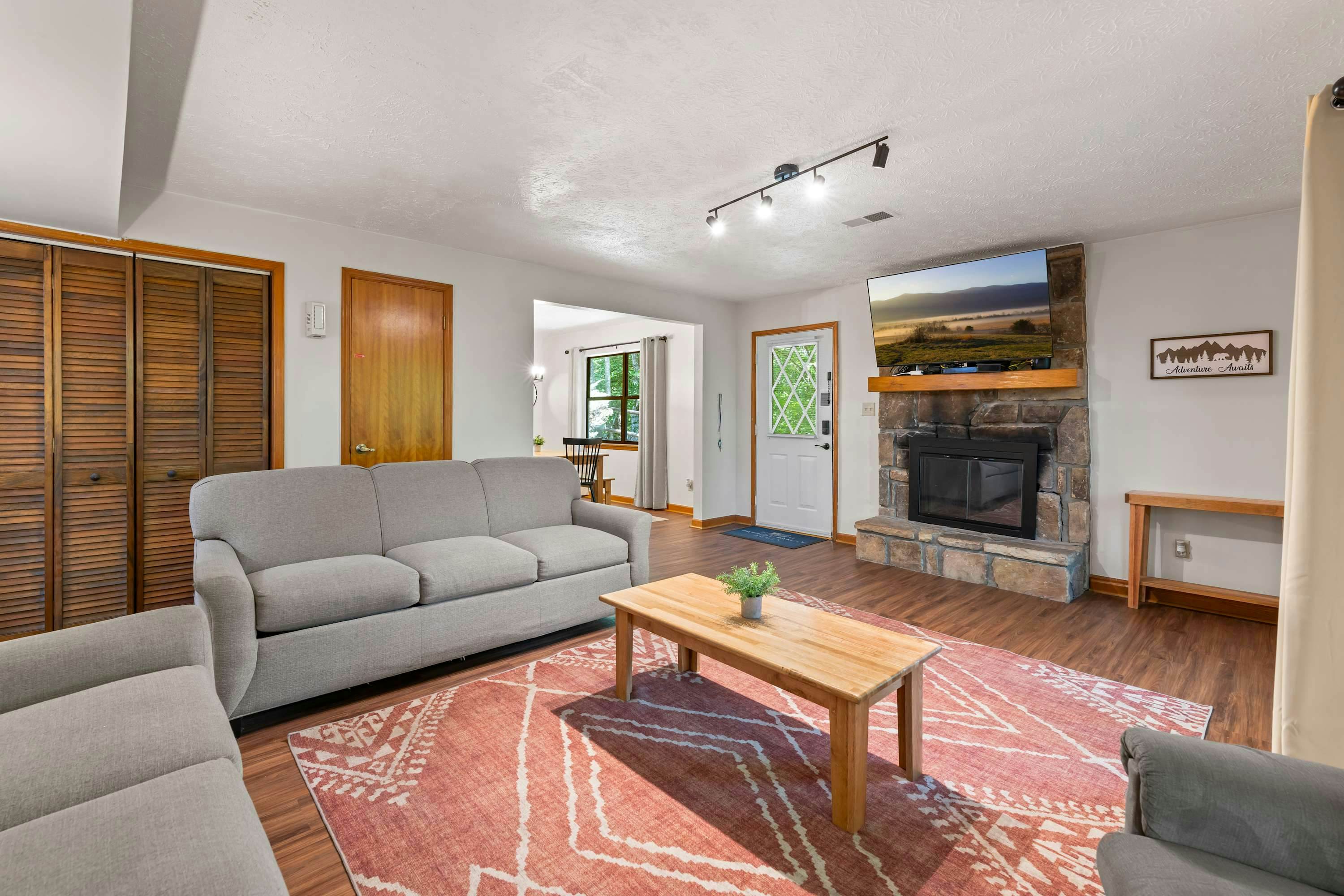 Stylish Dollywood Retreat, Sleeps 8・Pool + Firepit