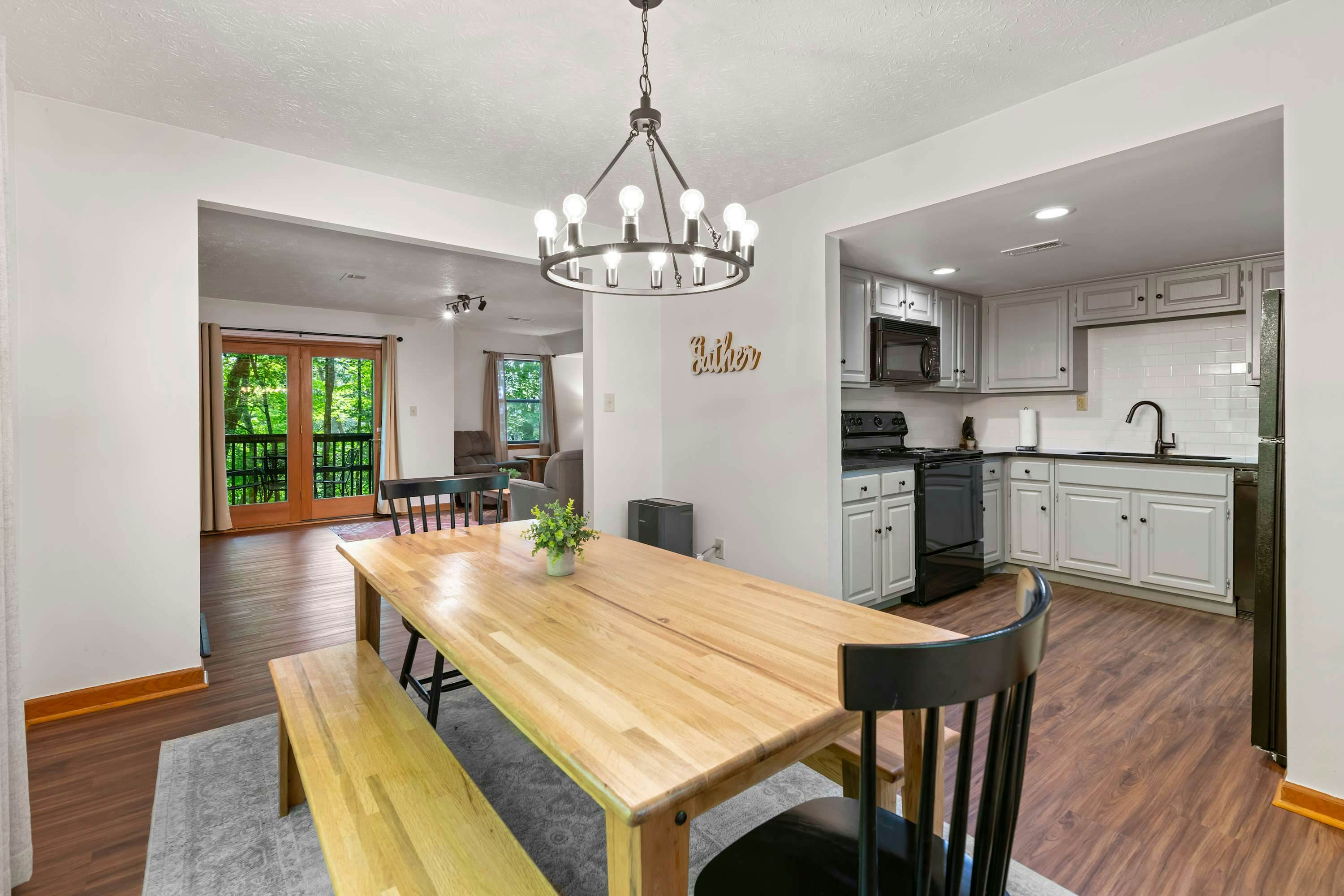 Stylish Dollywood Retreat, Sleeps 8・Pool + Firepit