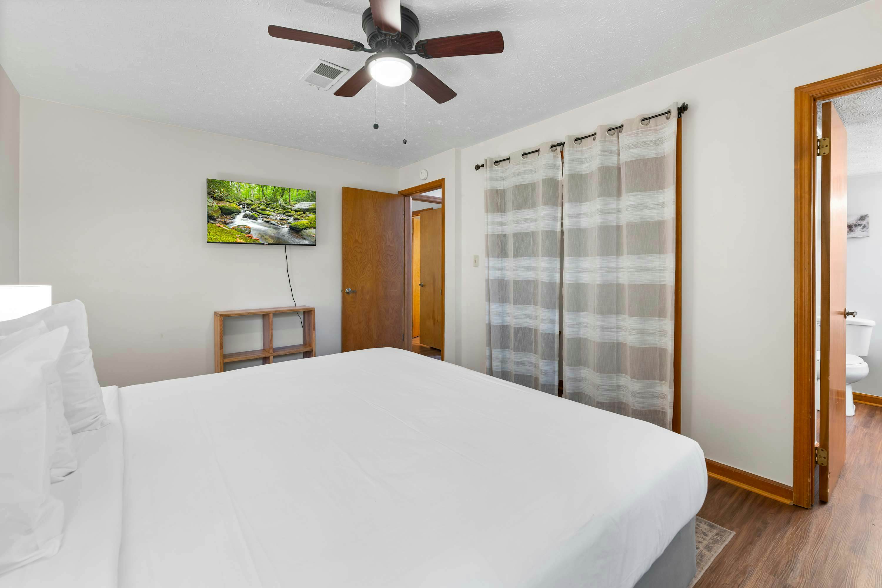 Stylish Dollywood Retreat, Sleeps 8・Pool + Firepit