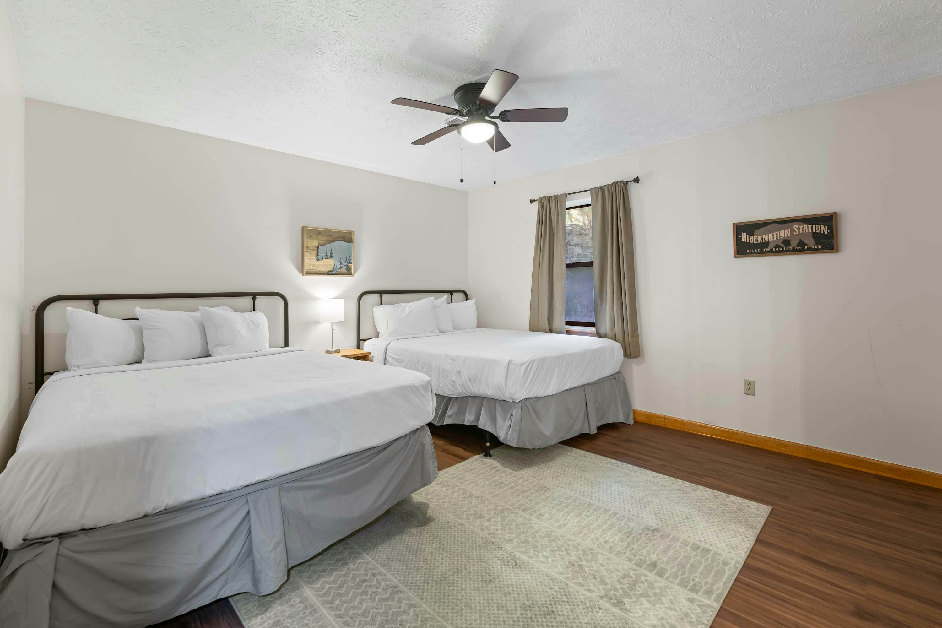 Stylish Dollywood Retreat, Sleeps 8・Pool + Firepit