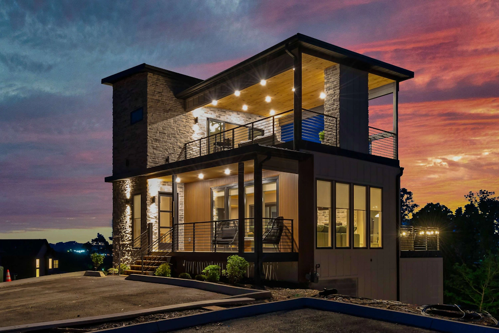 Family Luxury Stay, Sleeps 6, Roof Deck & Hot Tub