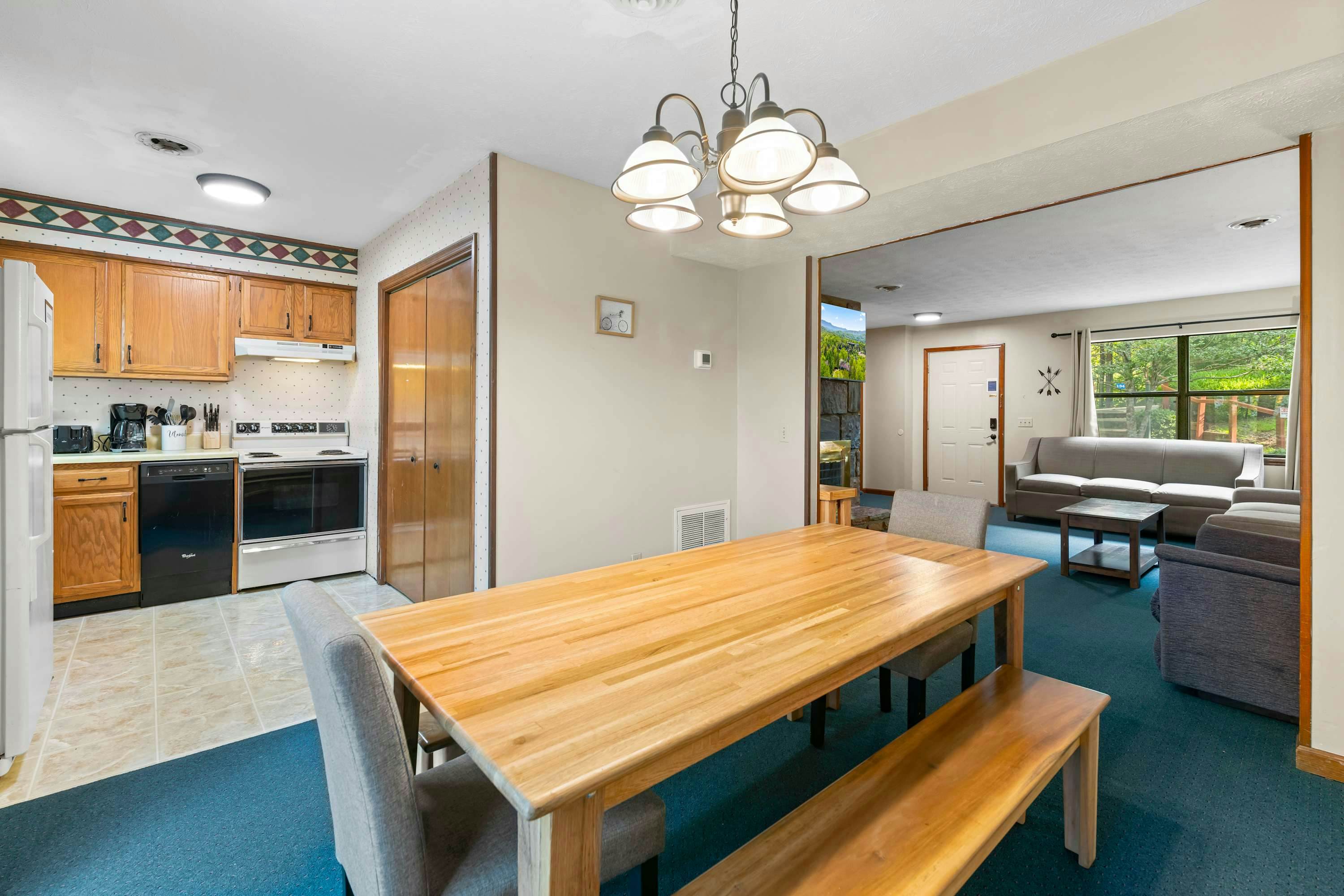 Spacious Escape, Sleeps 8・Pool・BBQ Grill・Firepit