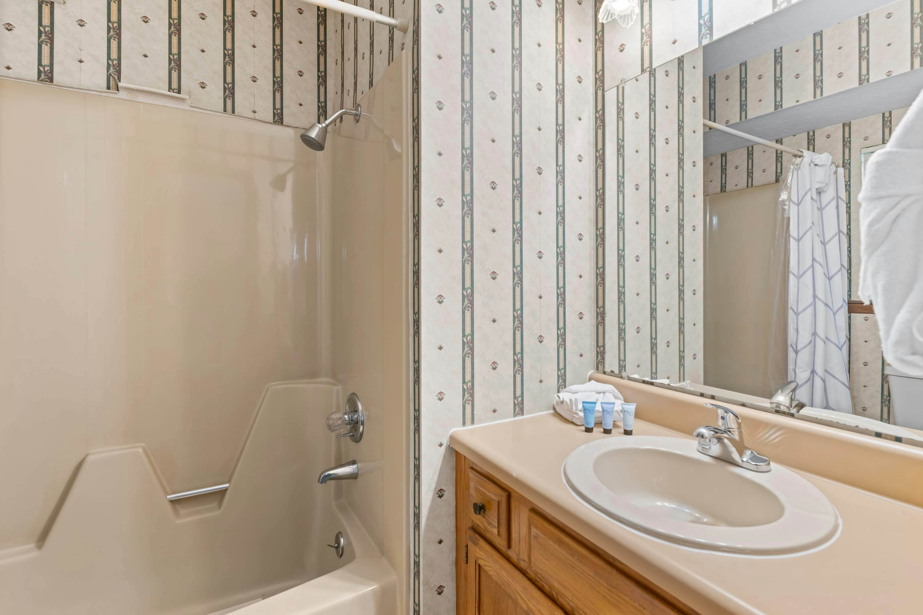 Spacious Escape, Sleeps 8・Pool・BBQ Grill・Firepit