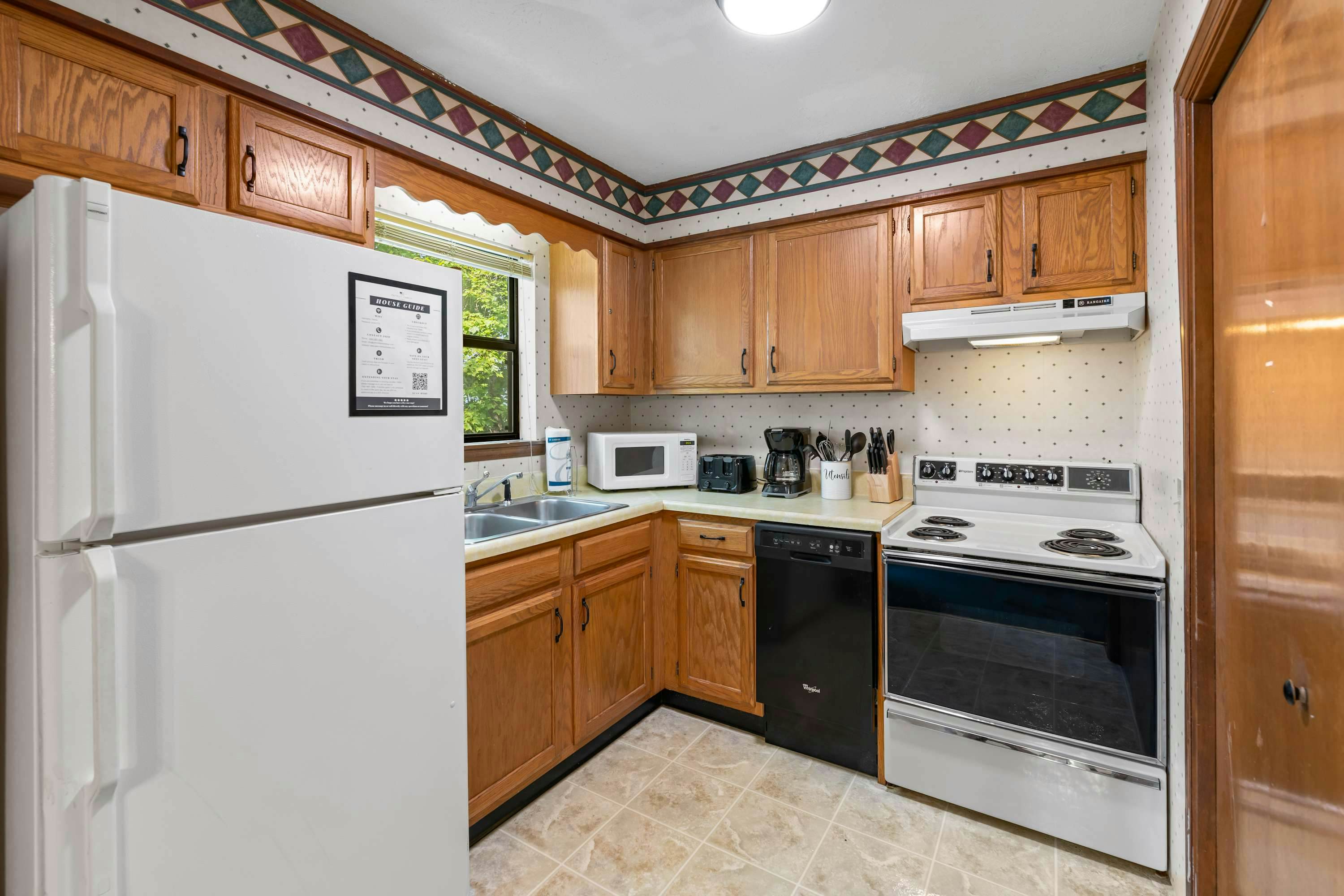 Spacious Escape, Sleeps 8・Pool・BBQ Grill・Firepit