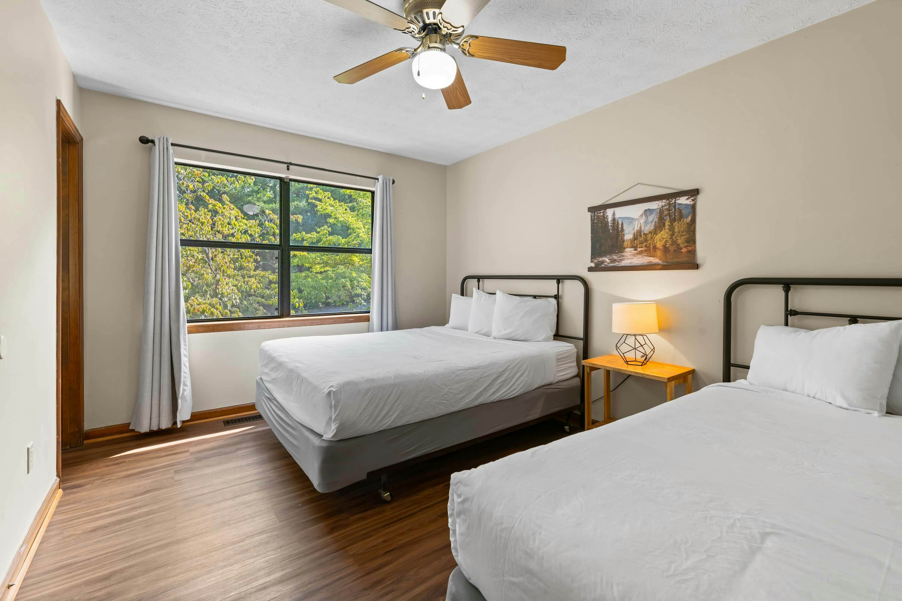 Spacious Escape, Sleeps 8・Pool・BBQ Grill・Firepit