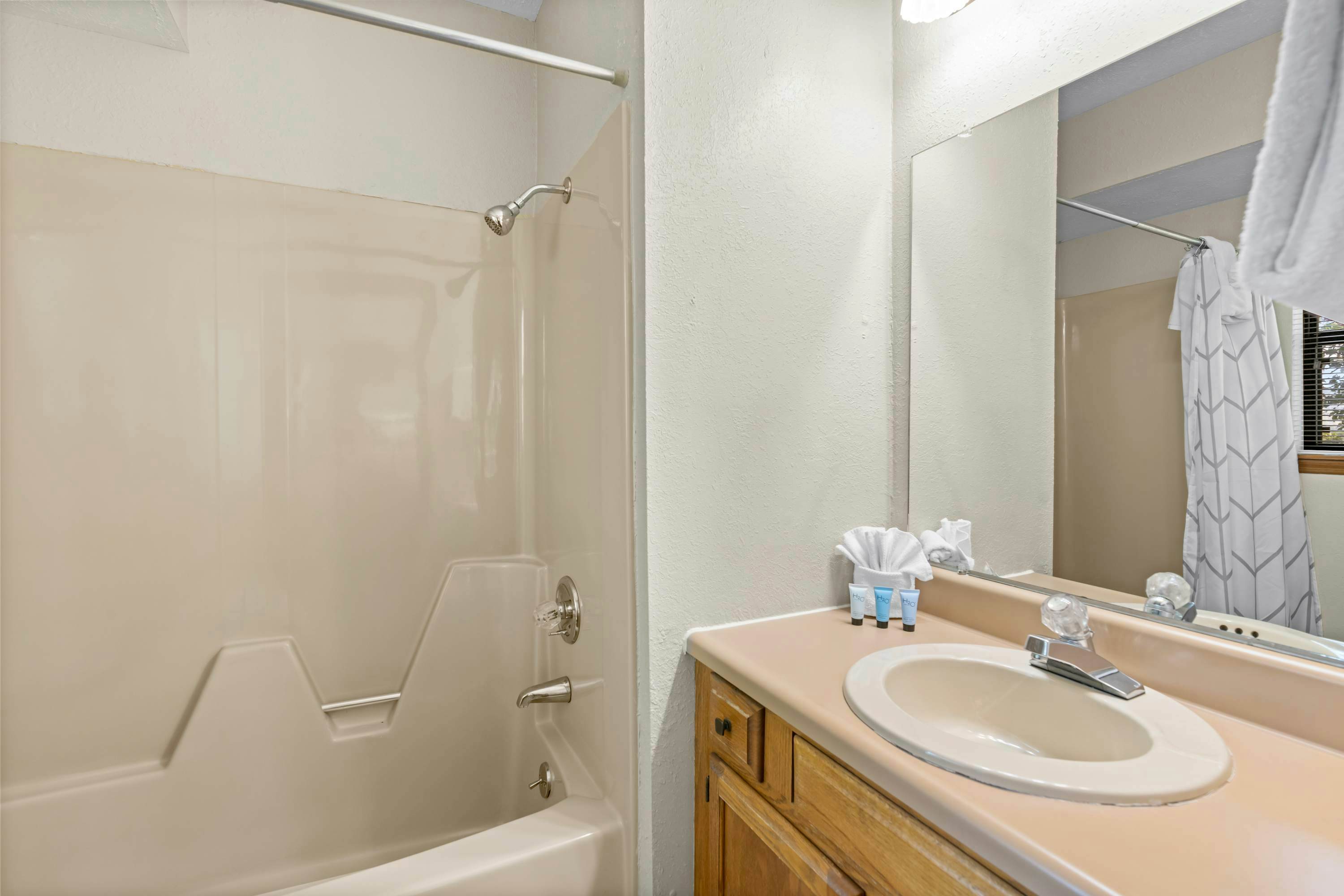 Spacious Escape, Sleeps 8・Pool・BBQ Grill・Firepit