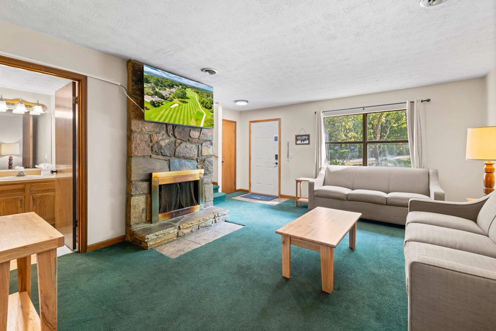 Spacious Escape, Sleeps 8・Pool・BBQ Grill・Firepit
