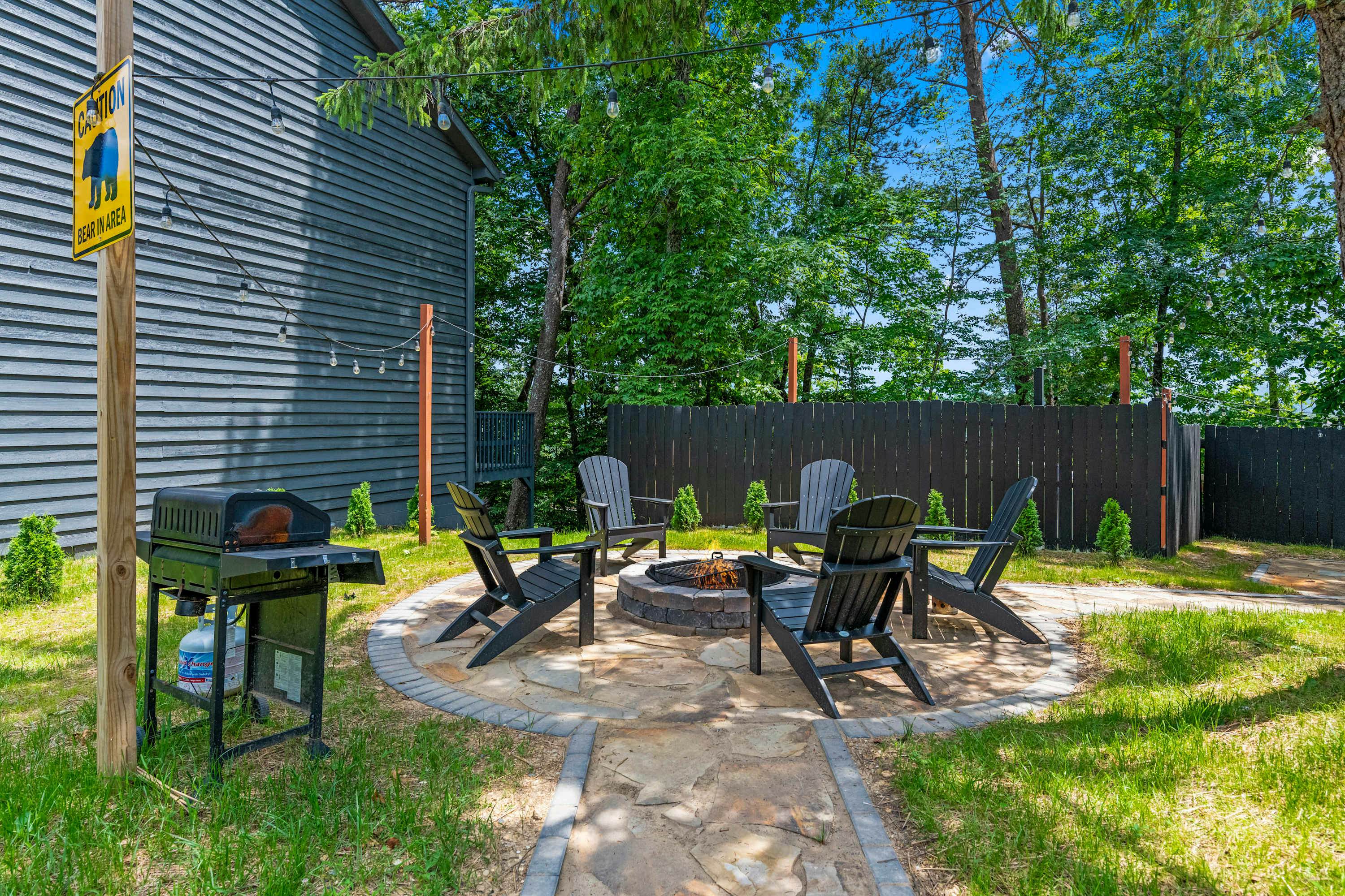 Spacious Escape, Sleeps 8・Pool・BBQ Grill・Firepit