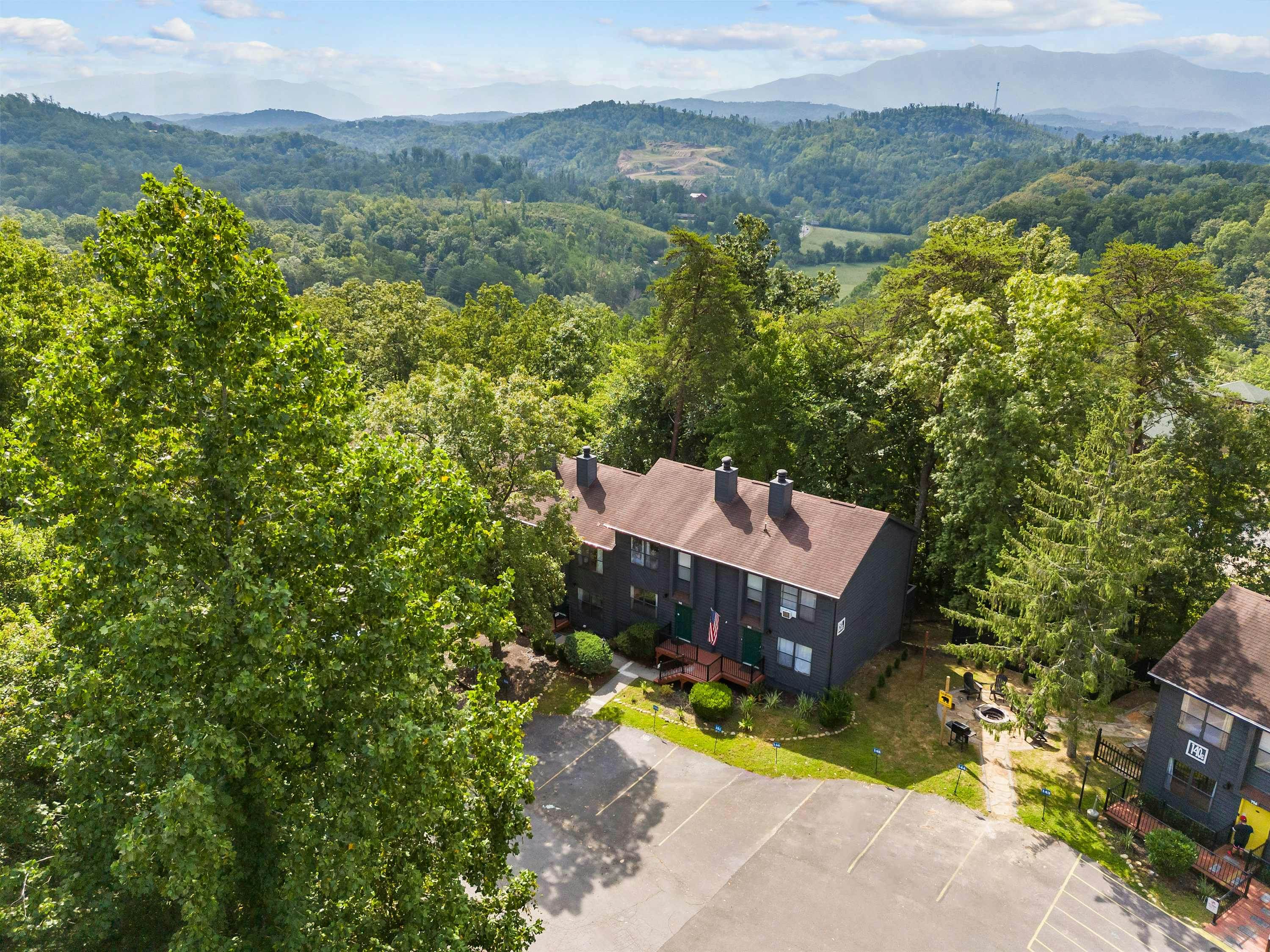 Spacious Escape, Sleeps 8・Pool・BBQ Grill・Firepit