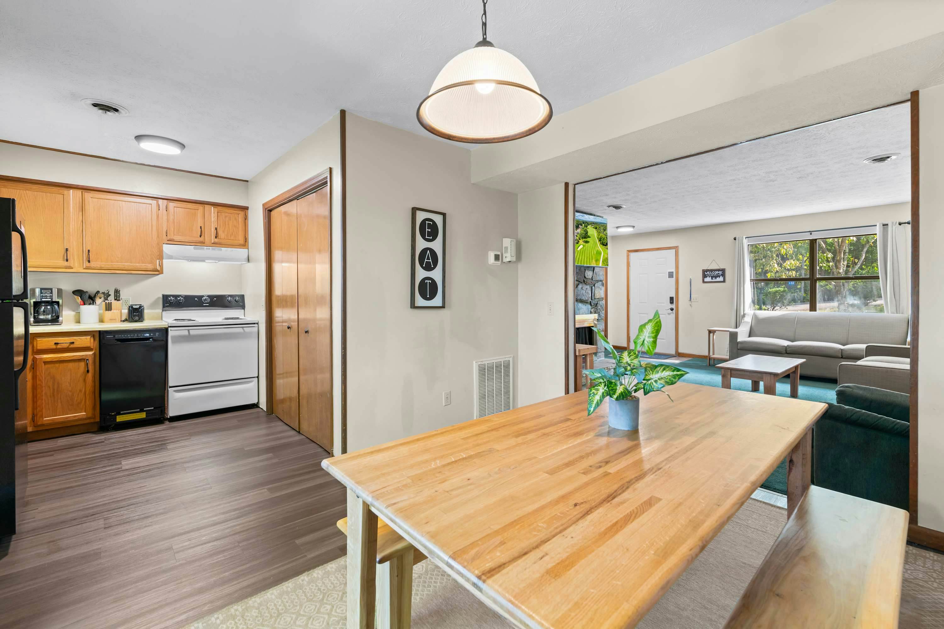 Spacious Escape, Sleeps 8・Pool・BBQ Grill・Firepit