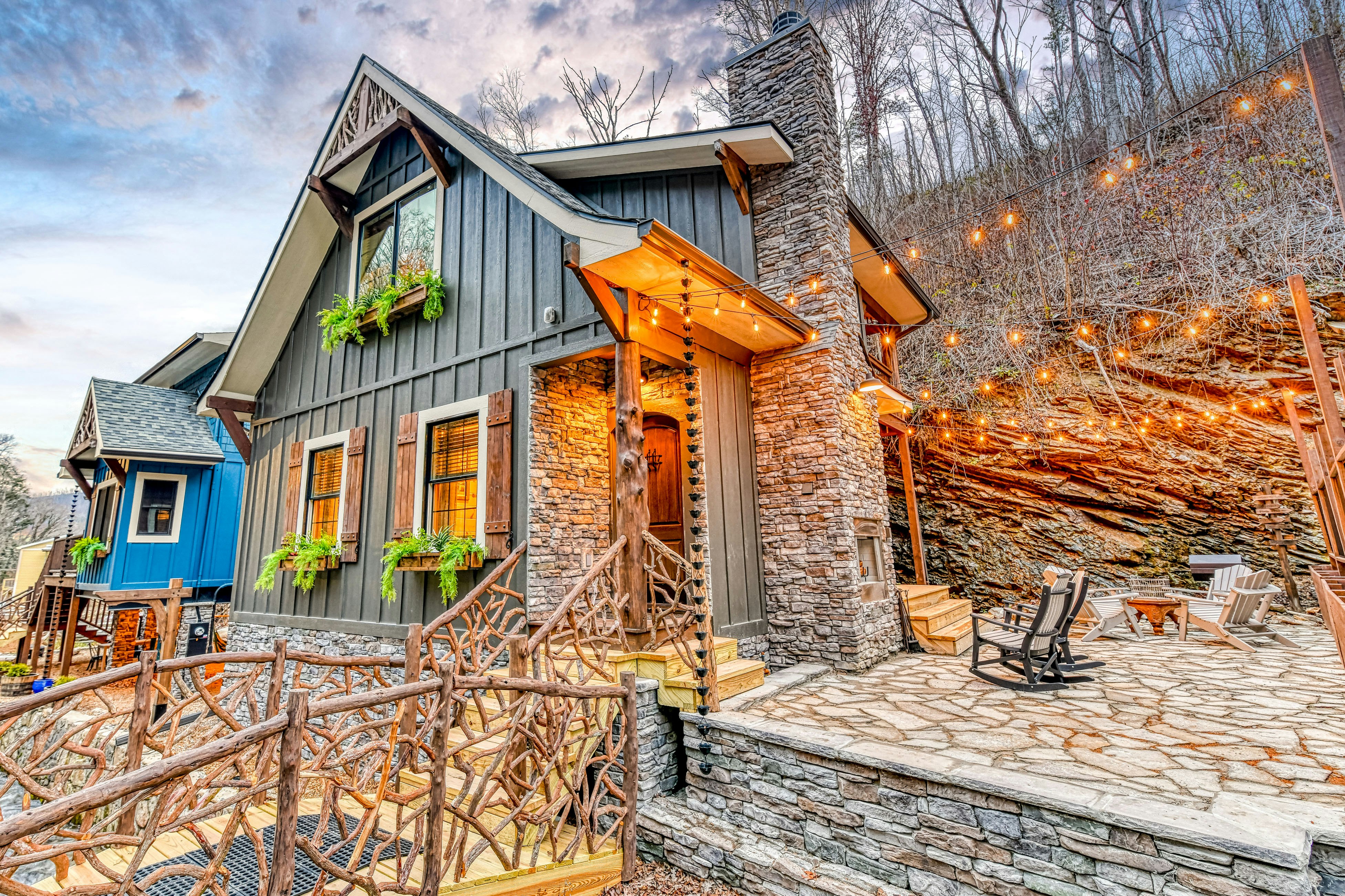 New Creekside Escape w/ Private Hot Tub & Free Attraction Tickets