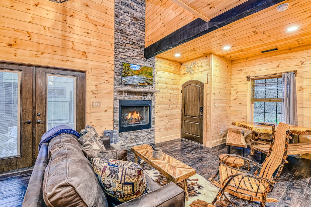 New Charming Creekside Escape, Sleeps 6, Hot Tub