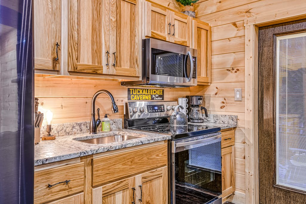 New Charming Creekside Escape, Sleeps 6, Hot Tub