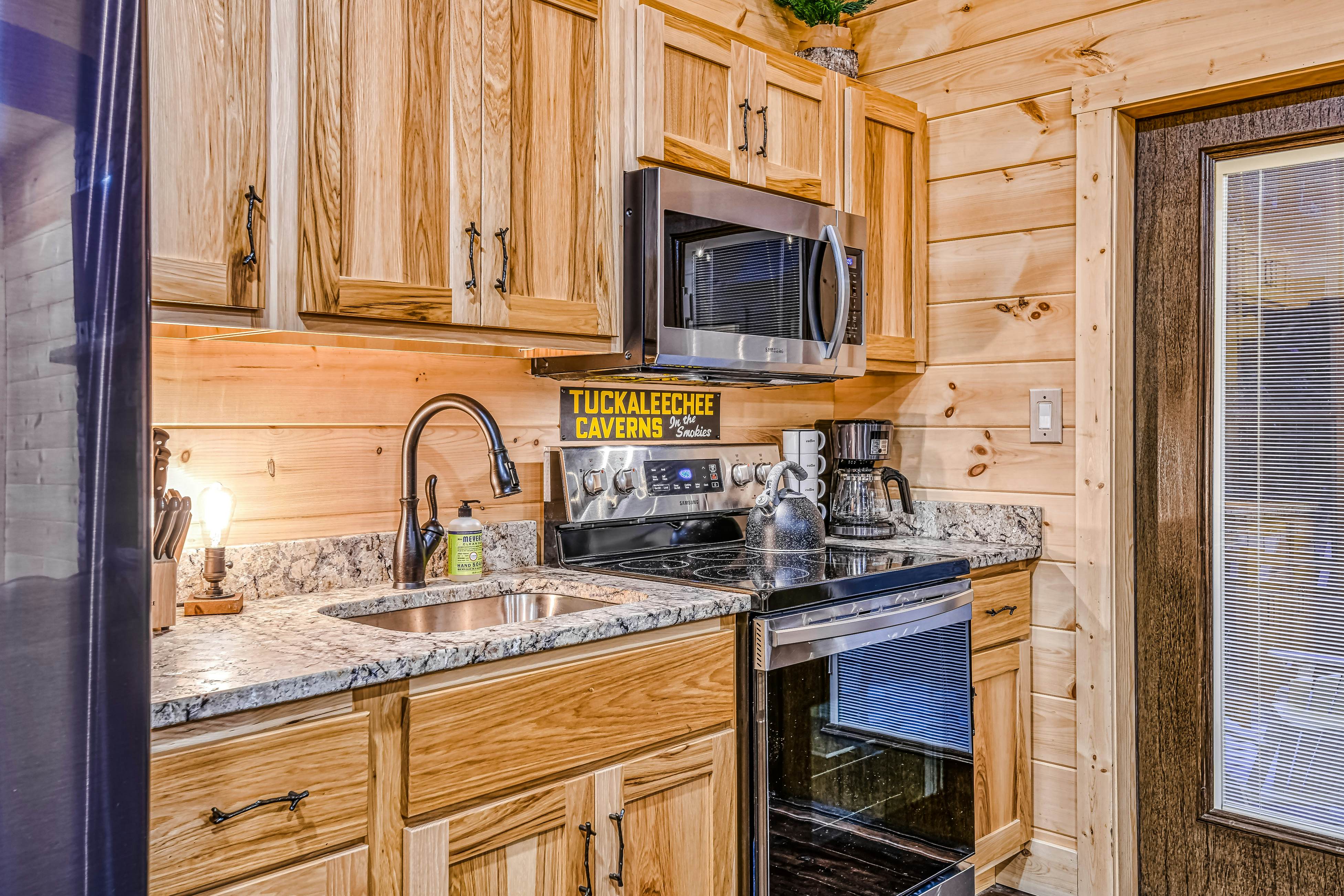 New Charming Creekside Escape, Sleeps 6・Hot Tub 
