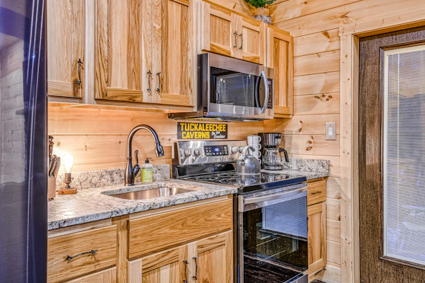 New Charming Creekside Escape, Sleeps 6, Hot Tub