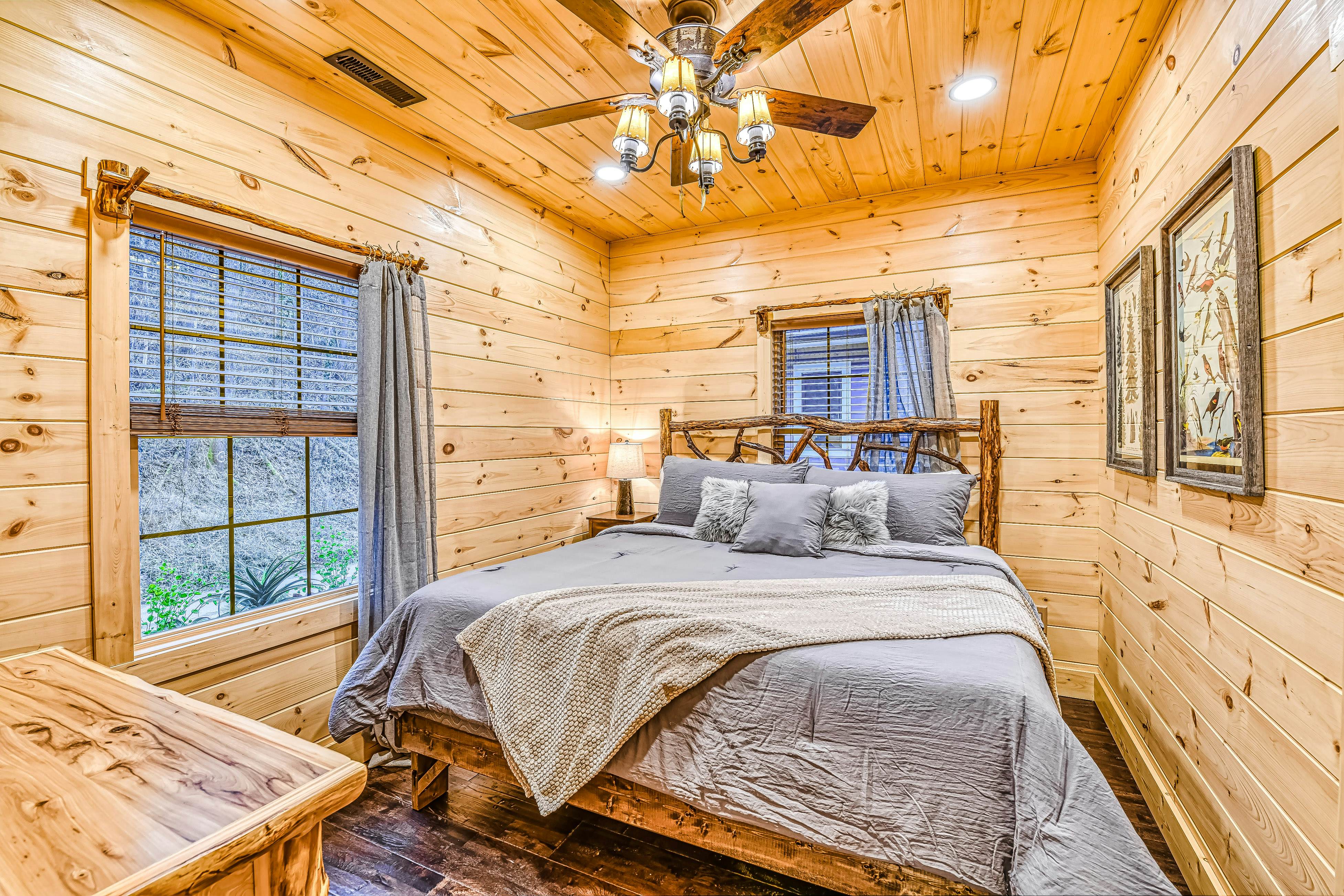 New Charming Creekside Escape, Sleeps 6・Hot Tub 