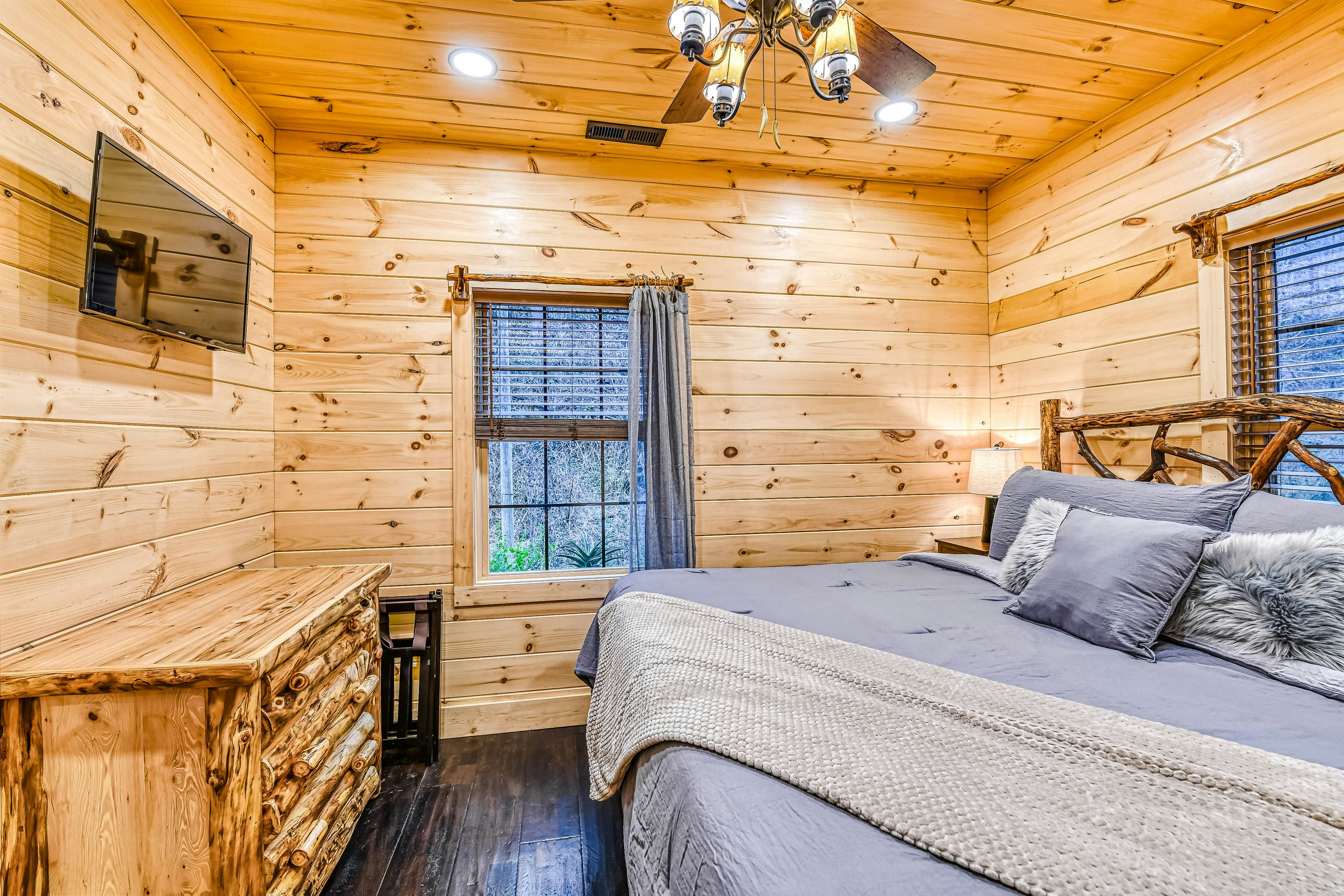 New Charming Creekside Escape, Sleeps 6・Hot Tub 
